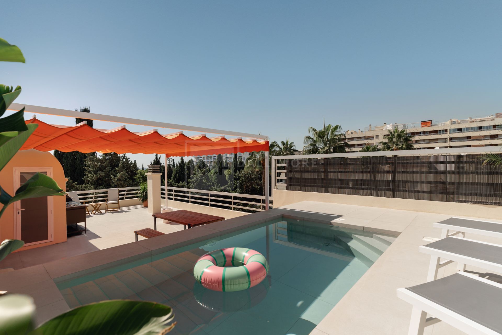 Ático en el Centro de Marbella – Piscina Privada en la Azotea y Vistas a La Concha