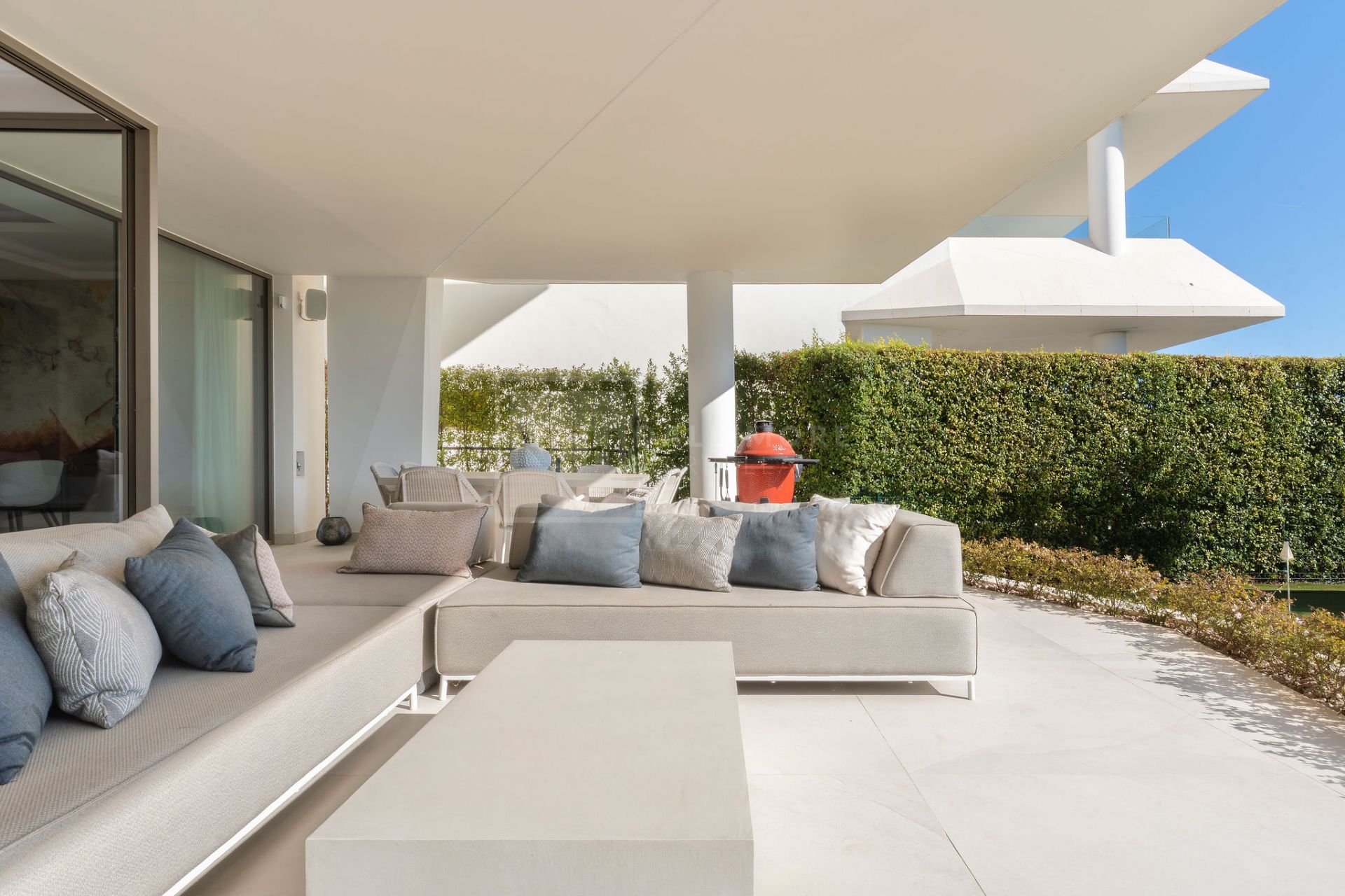 MODERN FOUR BEDROOM RESIDENCE WITH ROOFTOP SOLARIUM AND SEA VIEWS IN MARBELLA