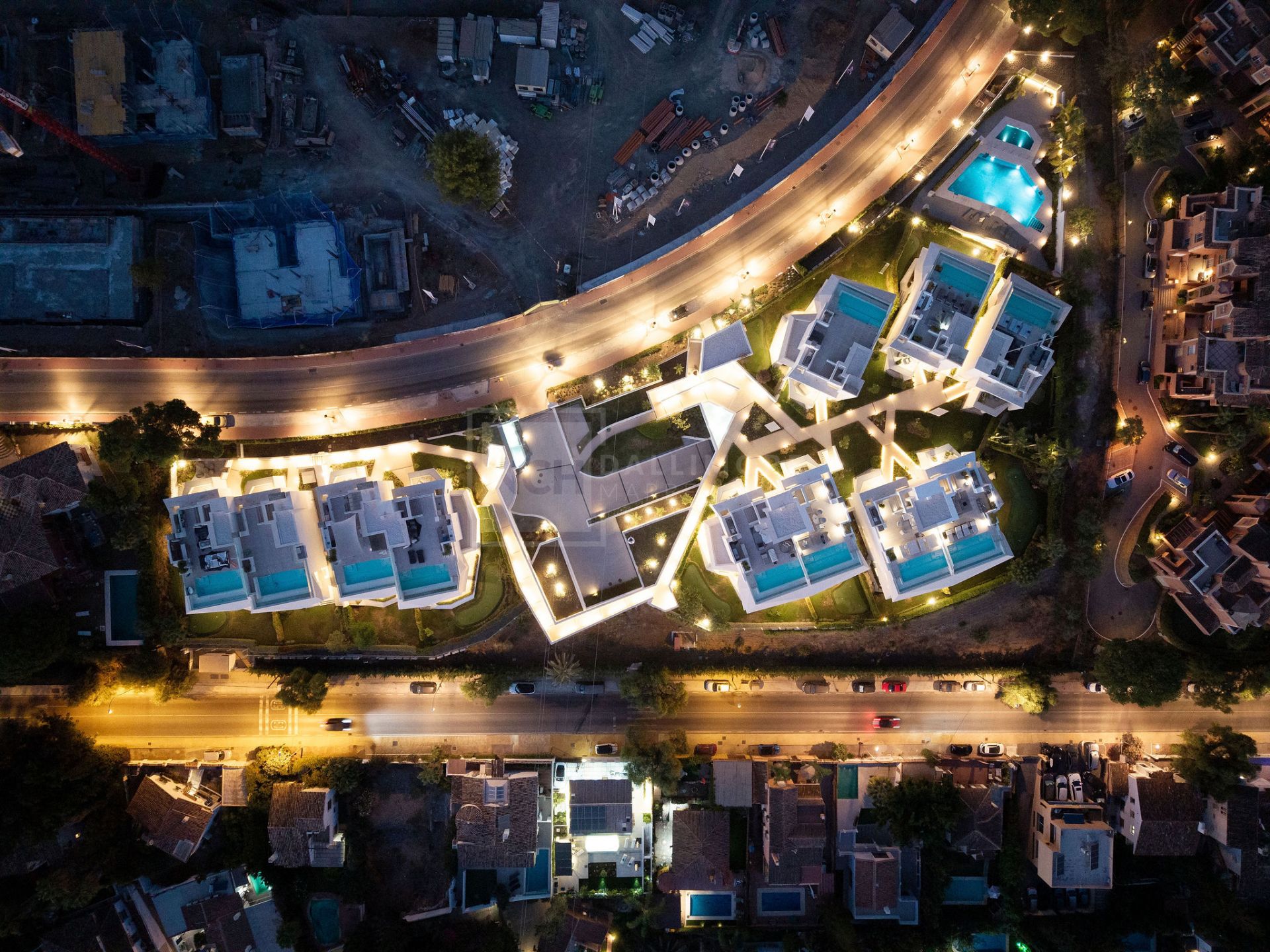 MODERN FOUR BEDROOM RESIDENCE WITH ROOFTOP SOLARIUM AND SEA VIEWS IN MARBELLA