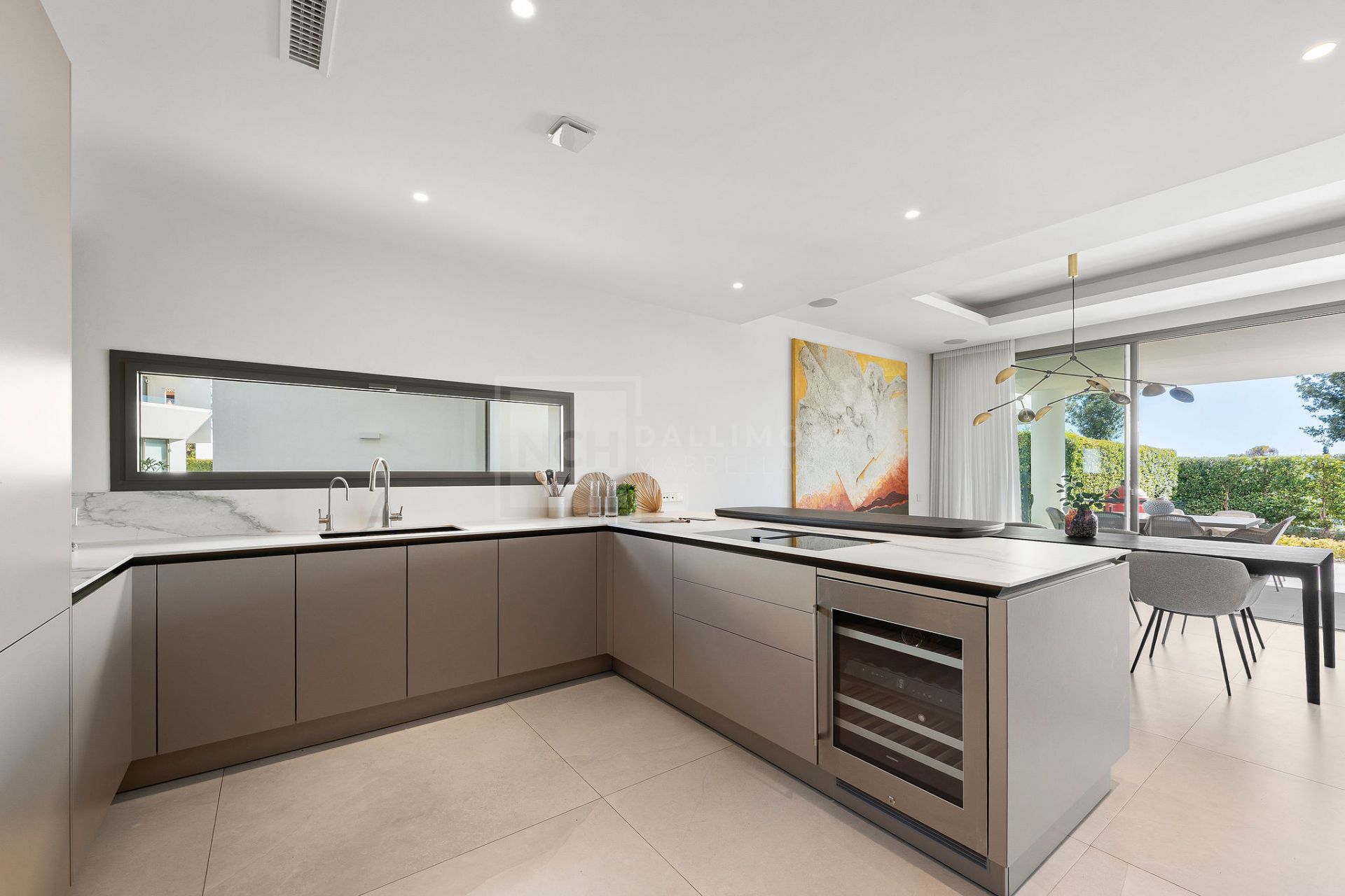 MODERN FOUR BEDROOM RESIDENCE WITH ROOFTOP SOLARIUM AND SEA VIEWS IN MARBELLA