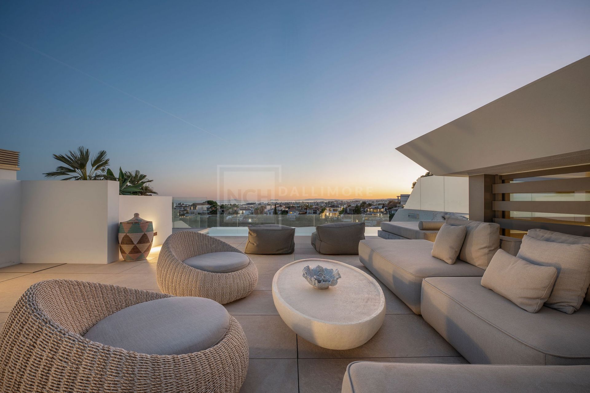 MODERN FOUR BEDROOM RESIDENCE WITH ROOFTOP SOLARIUM AND SEA VIEWS IN MARBELLA