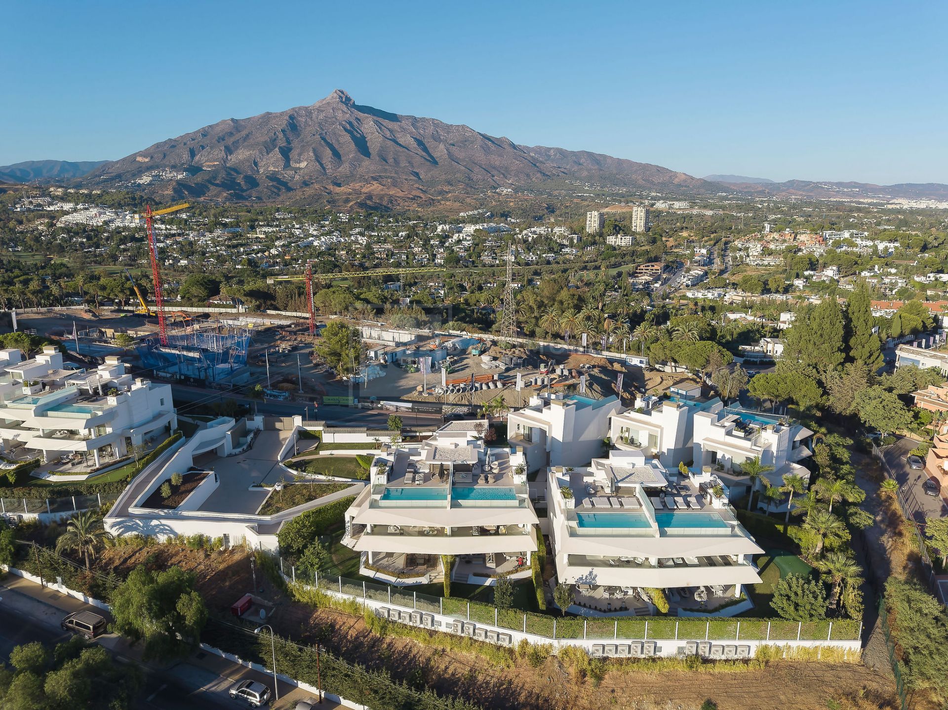 MODERN FOUR BEDROOM RESIDENCE WITH ROOFTOP SOLARIUM AND SEA VIEWS IN MARBELLA