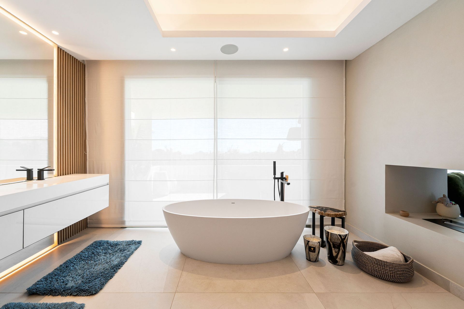 MODERN FOUR BEDROOM RESIDENCE WITH ROOFTOP SOLARIUM AND SEA VIEWS IN MARBELLA