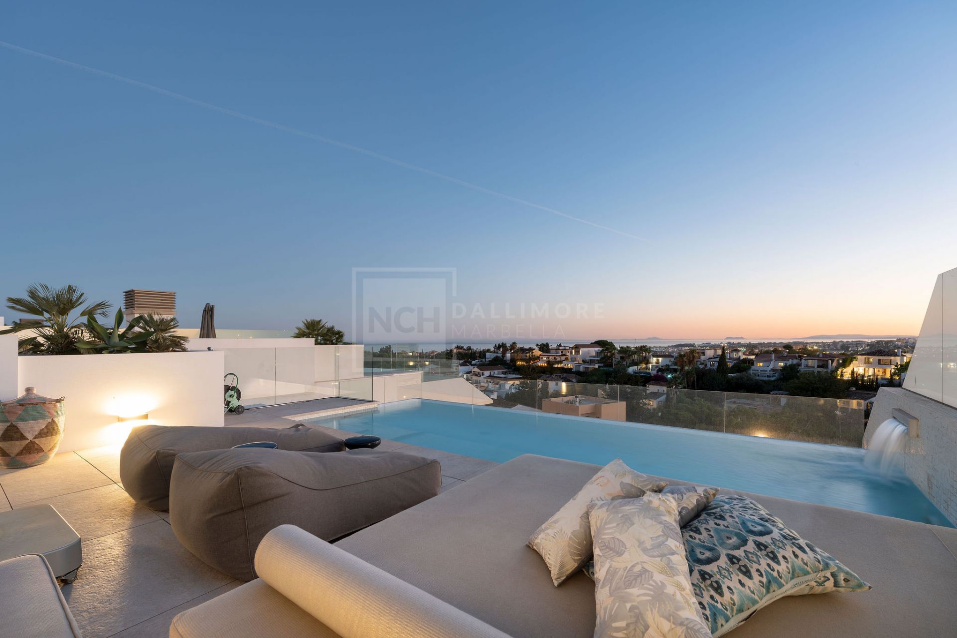 MODERN FOUR BEDROOM RESIDENCE WITH ROOFTOP SOLARIUM AND SEA VIEWS IN MARBELLA