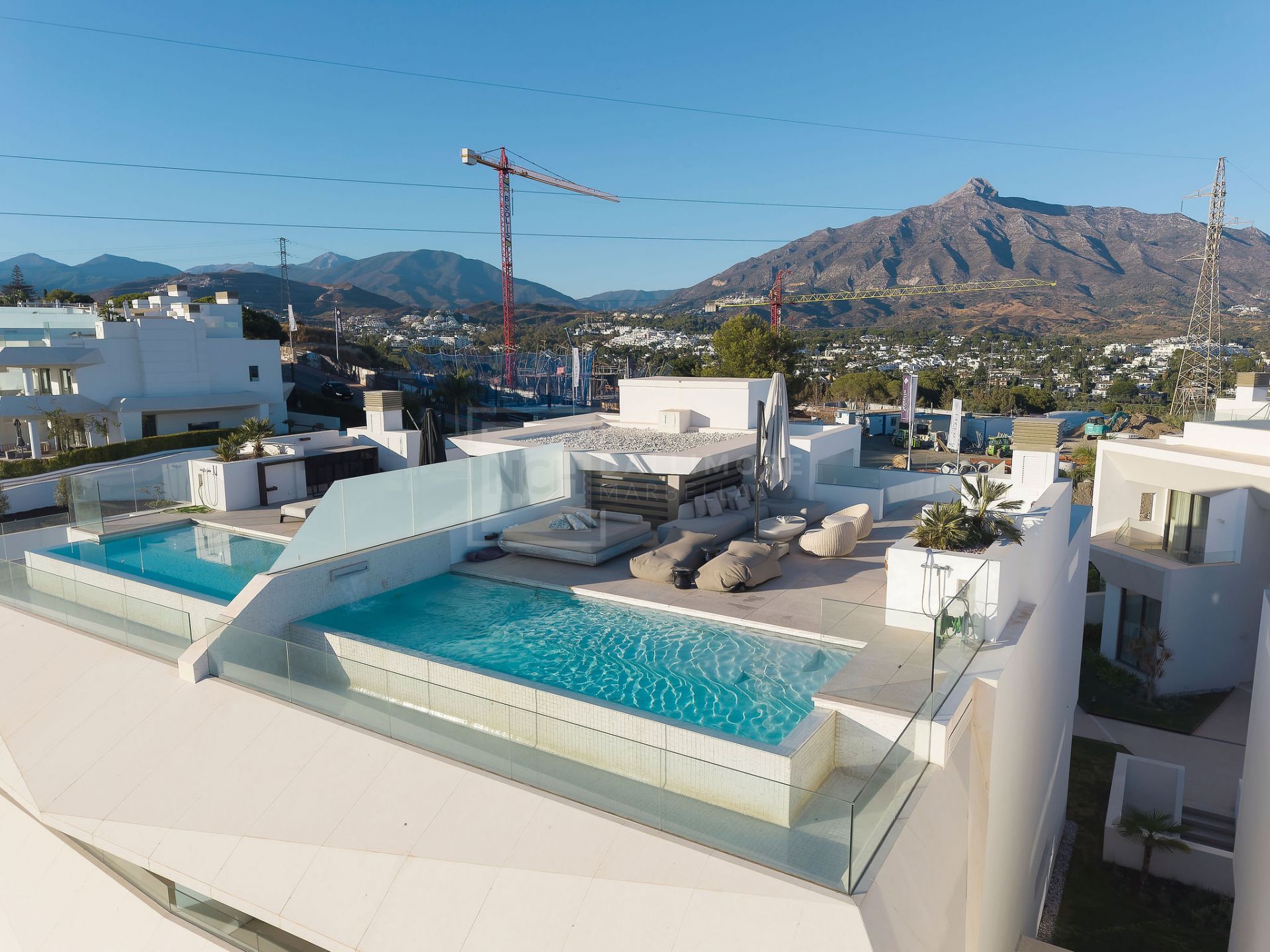 MODERN FOUR BEDROOM RESIDENCE WITH ROOFTOP SOLARIUM AND SEA VIEWS IN MARBELLA