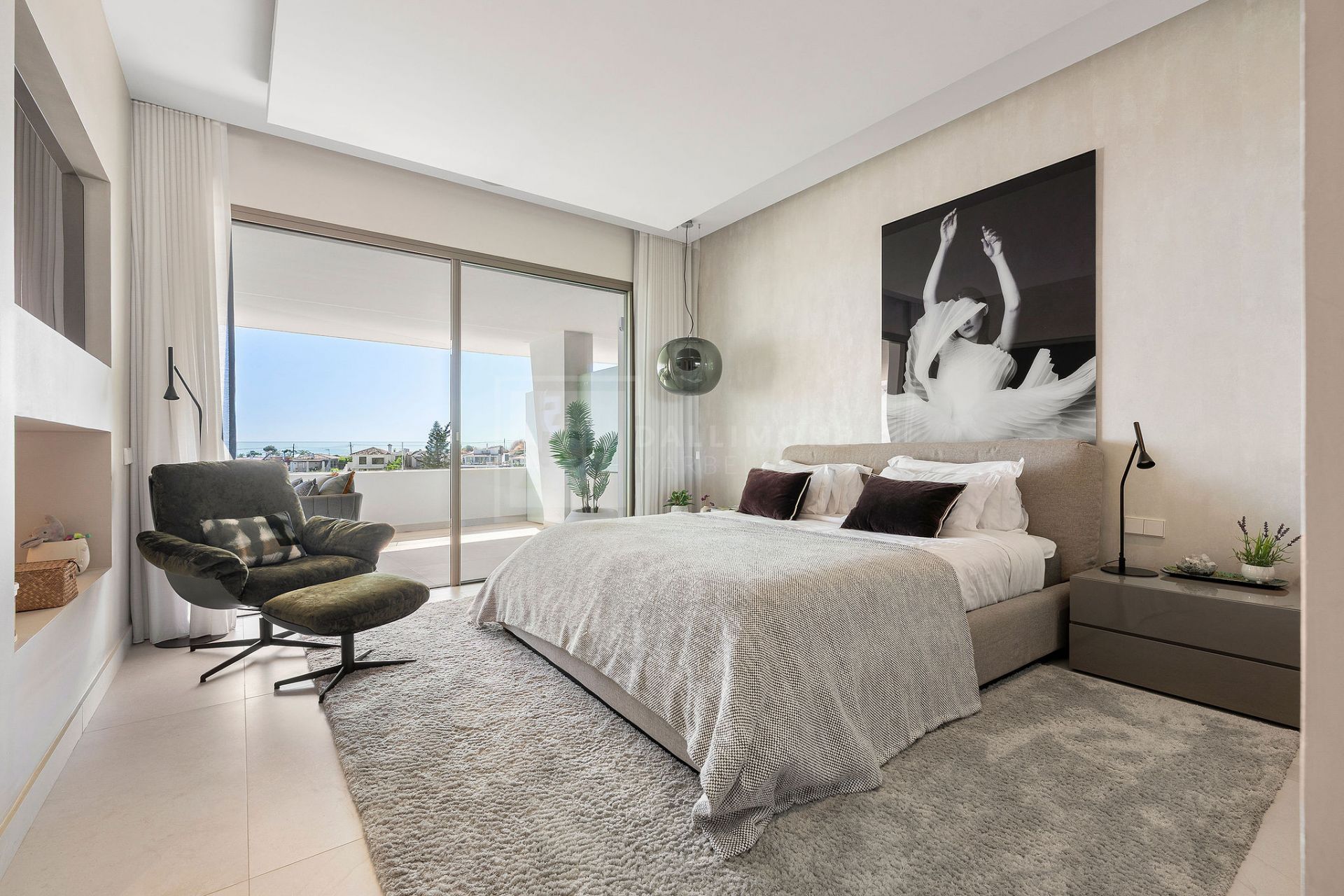 MODERN FOUR BEDROOM RESIDENCE WITH ROOFTOP SOLARIUM AND SEA VIEWS IN MARBELLA