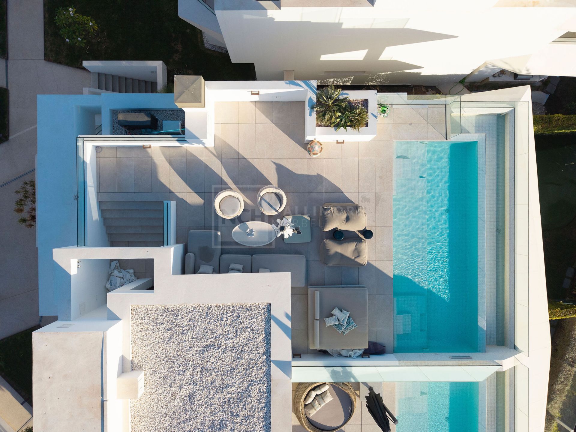 MODERN FOUR BEDROOM RESIDENCE WITH ROOFTOP SOLARIUM AND SEA VIEWS IN MARBELLA