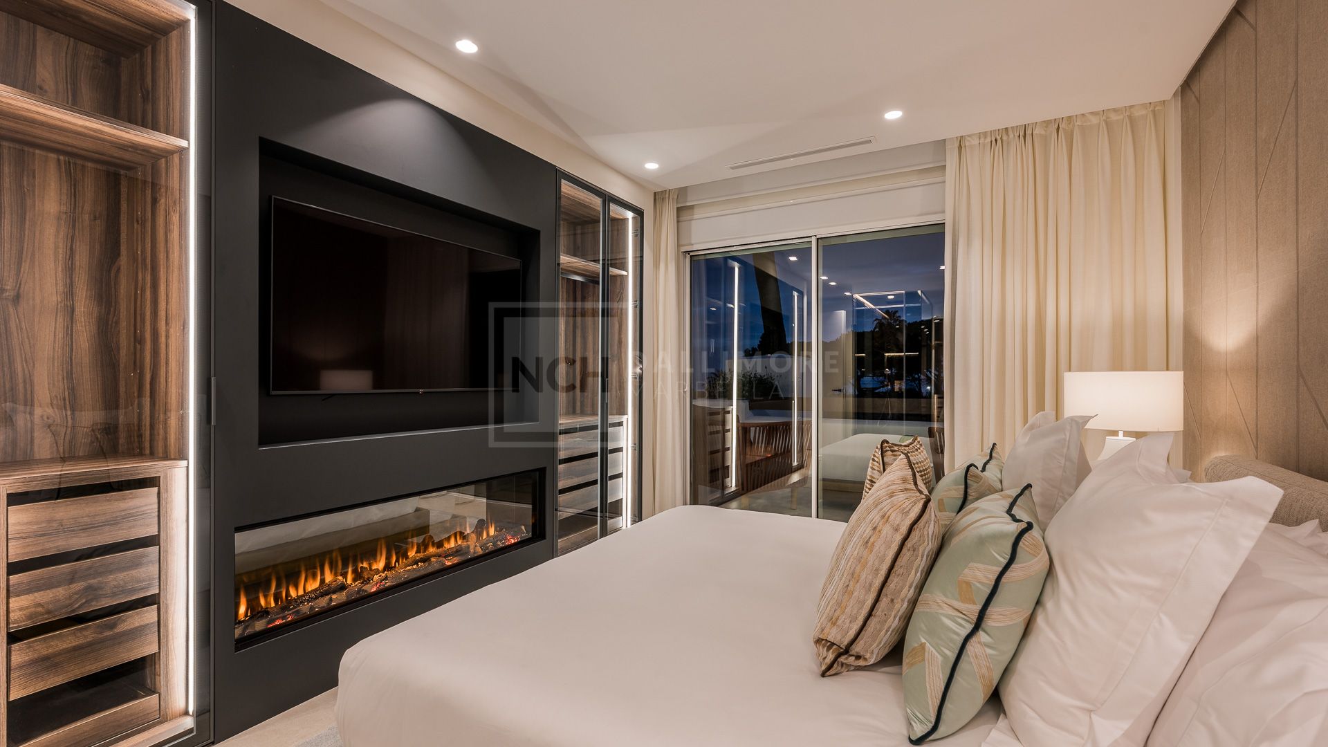 UNIQUE FRONT LINE BEACH APARTMENT IN LOS MONTEROS PALM BEACH