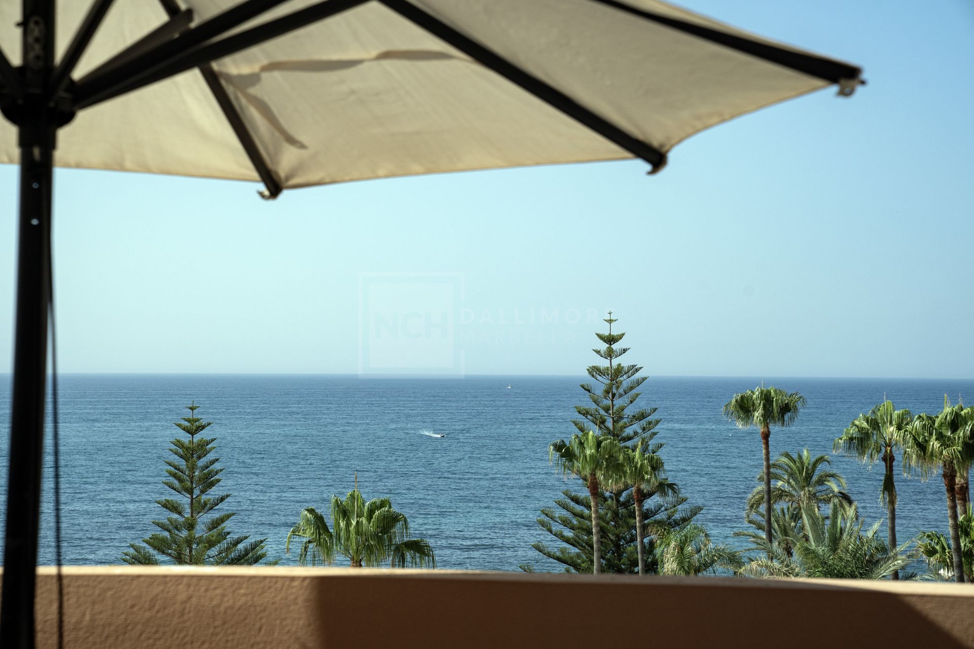 BEACHFRONT DUPLEX PENTHOUSE IN PUERTO BANUS