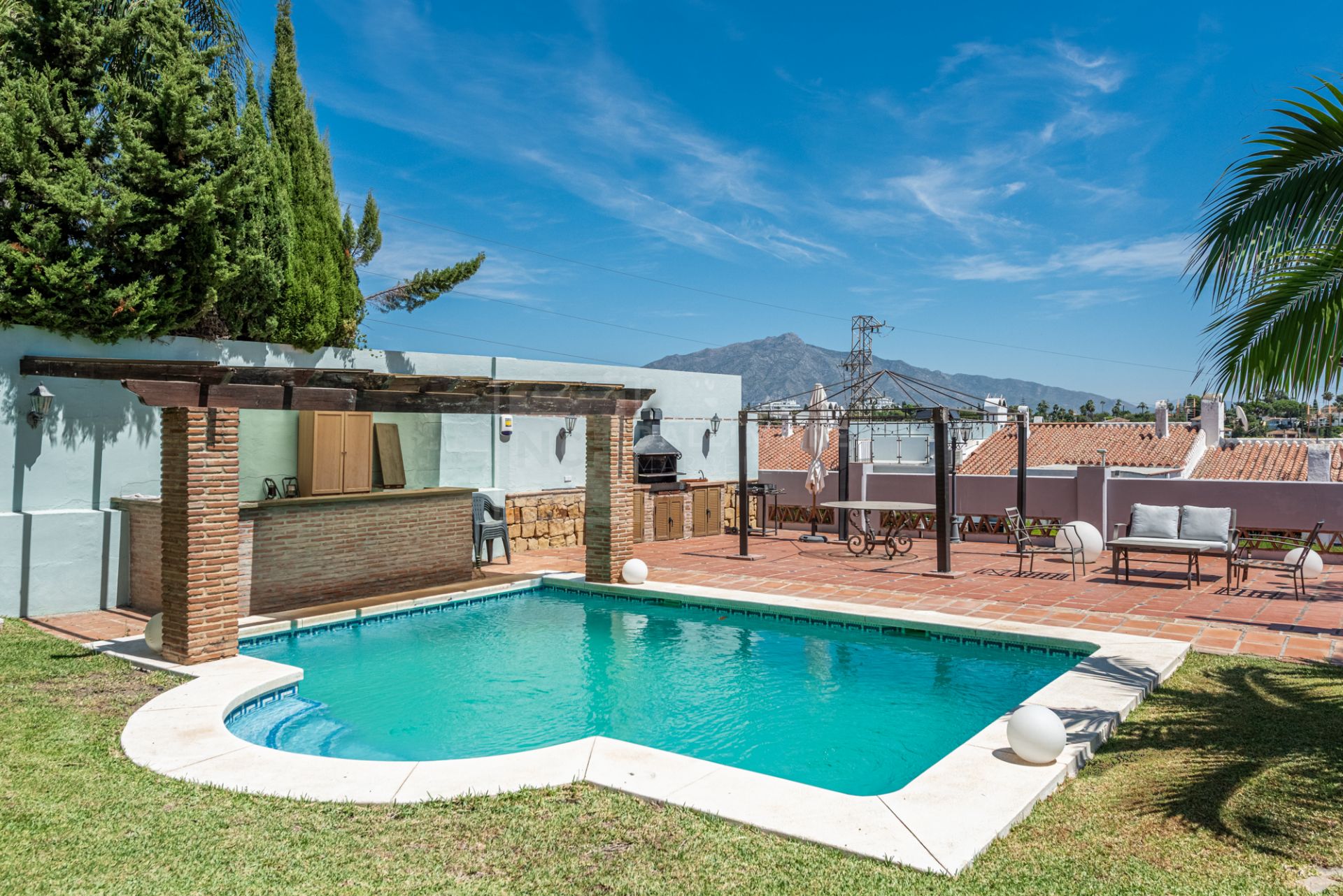 3-BEDROOM VILLA IN MONTE BIARRITZ