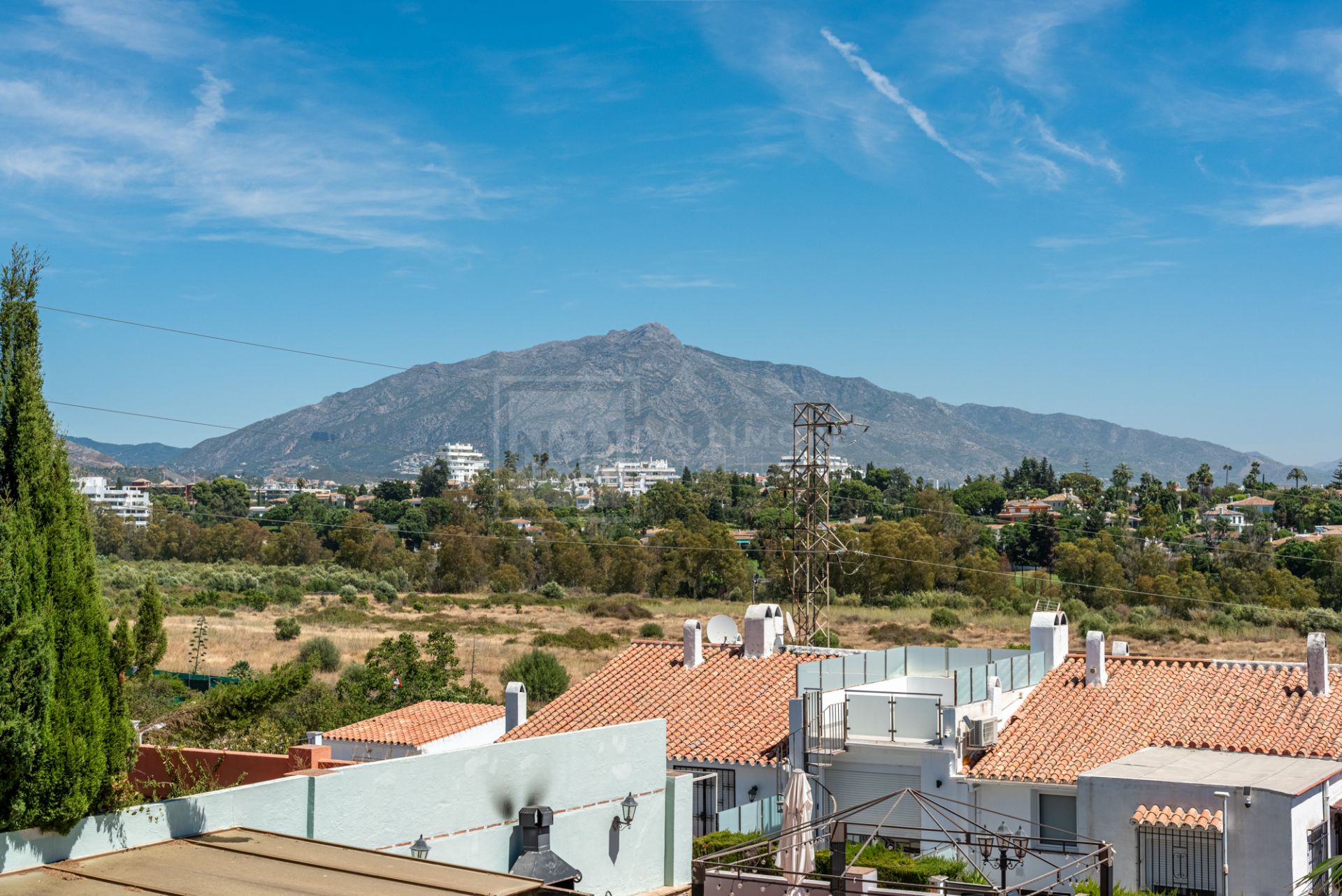3-BEDROOM VILLA IN MONTE BIARRITZ