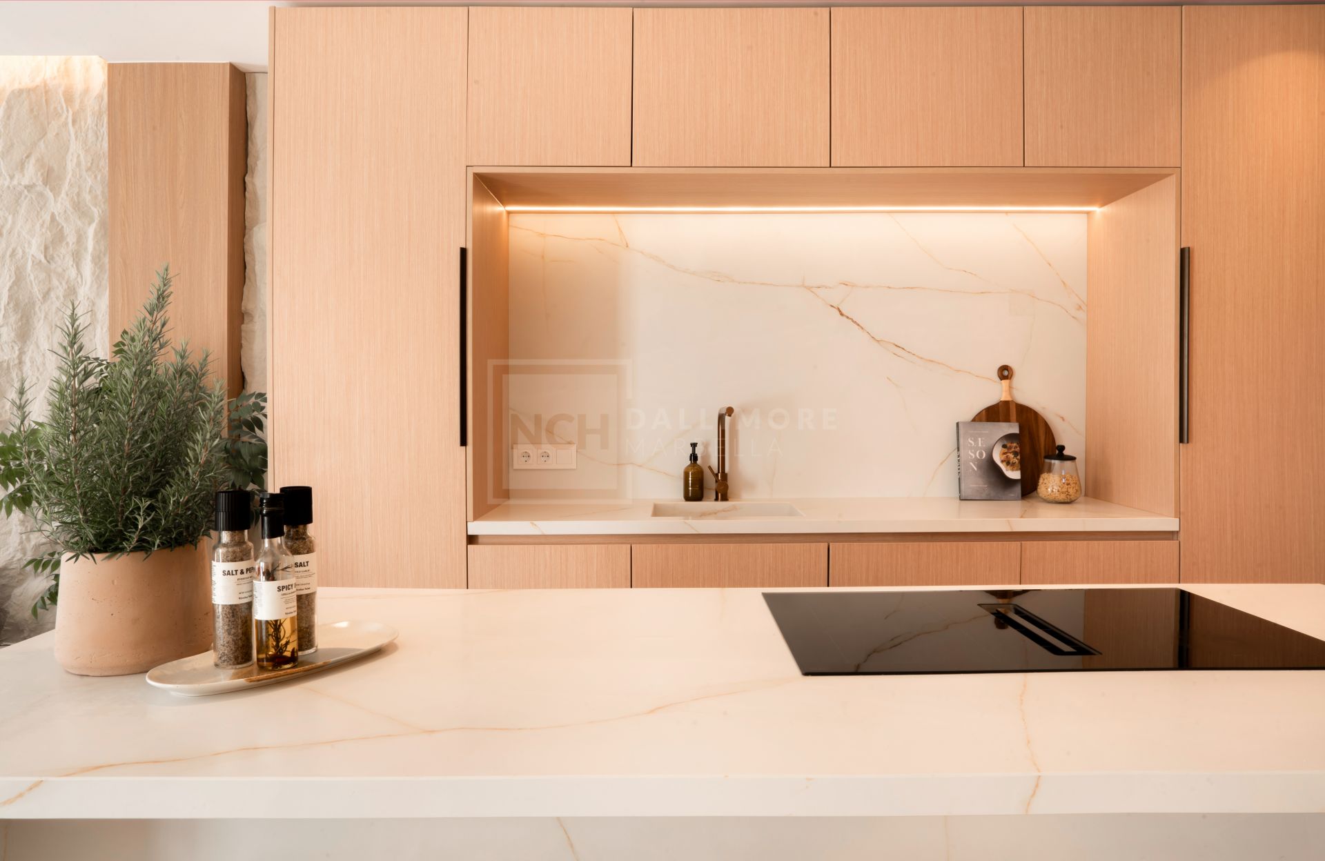 FULLY RENOVATED TOWNHOUSE IN PUERTO BANUS