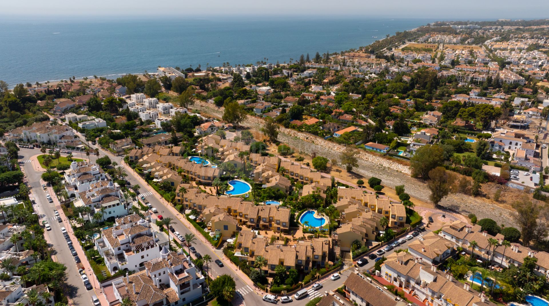 FULLY RENOVATED TOWNHOUSE IN PUERTO BANUS