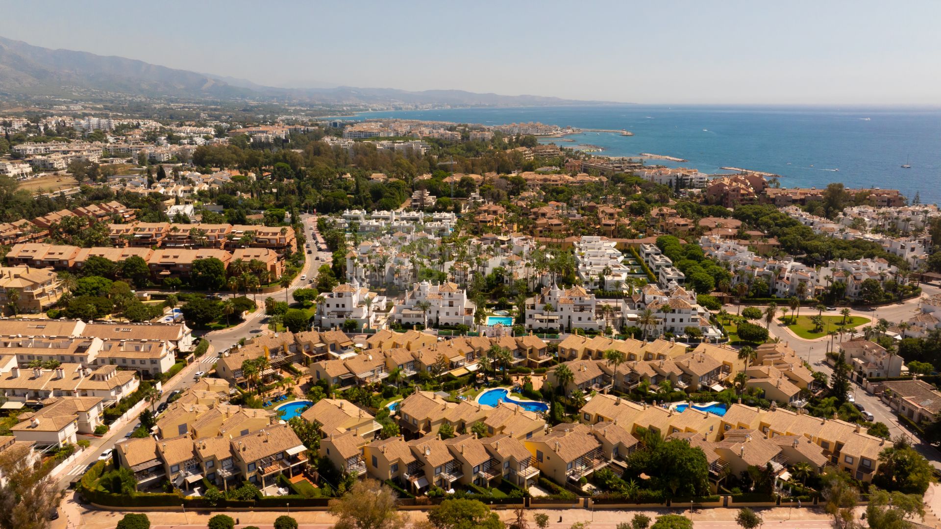 FULLY RENOVATED TOWNHOUSE IN PUERTO BANUS