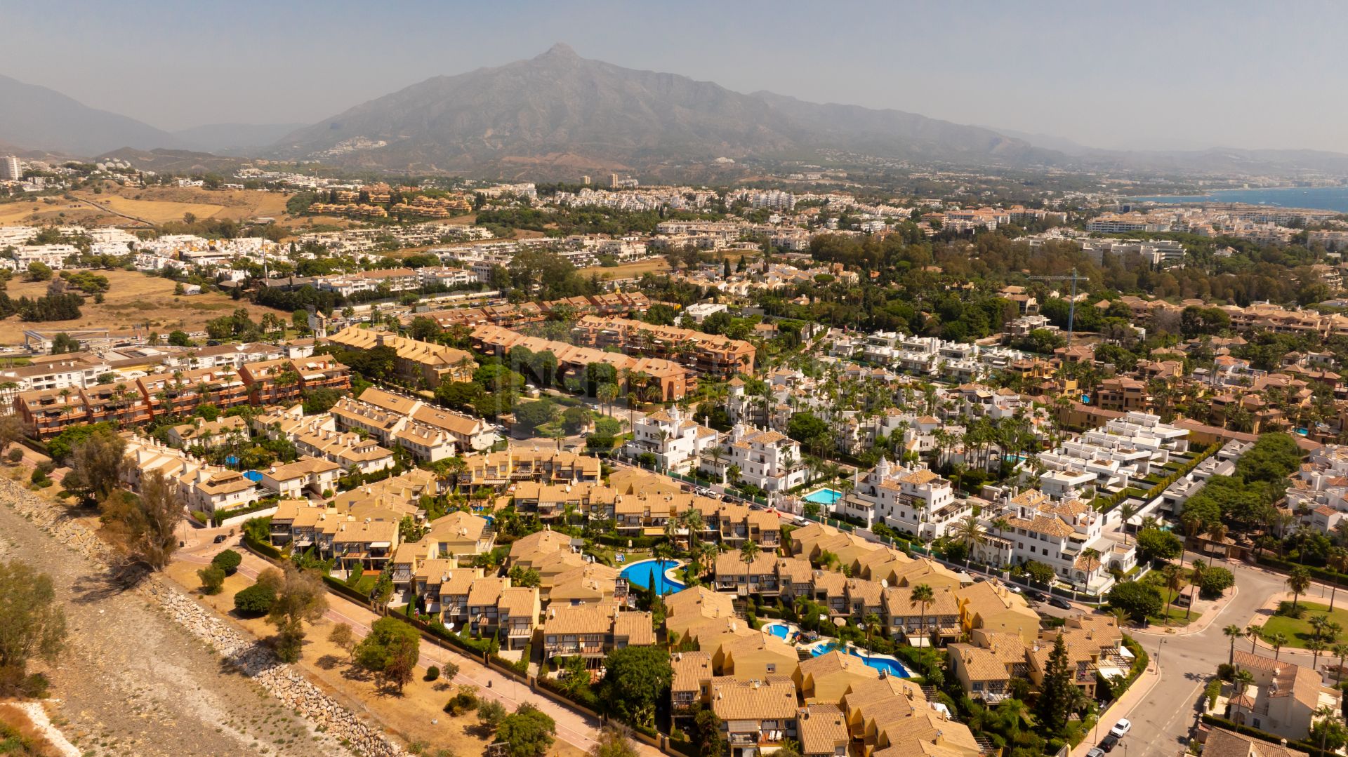 FULLY RENOVATED TOWNHOUSE IN PUERTO BANUS