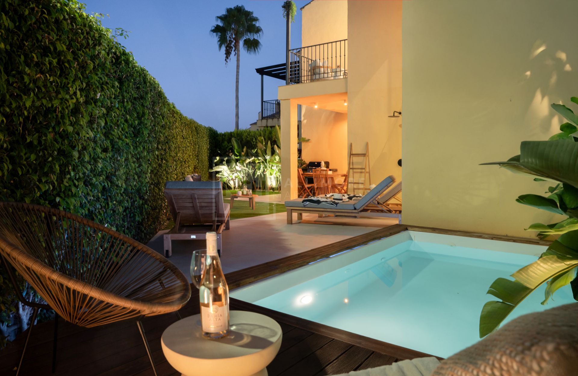 FULLY RENOVATED TOWNHOUSE IN PUERTO BANUS