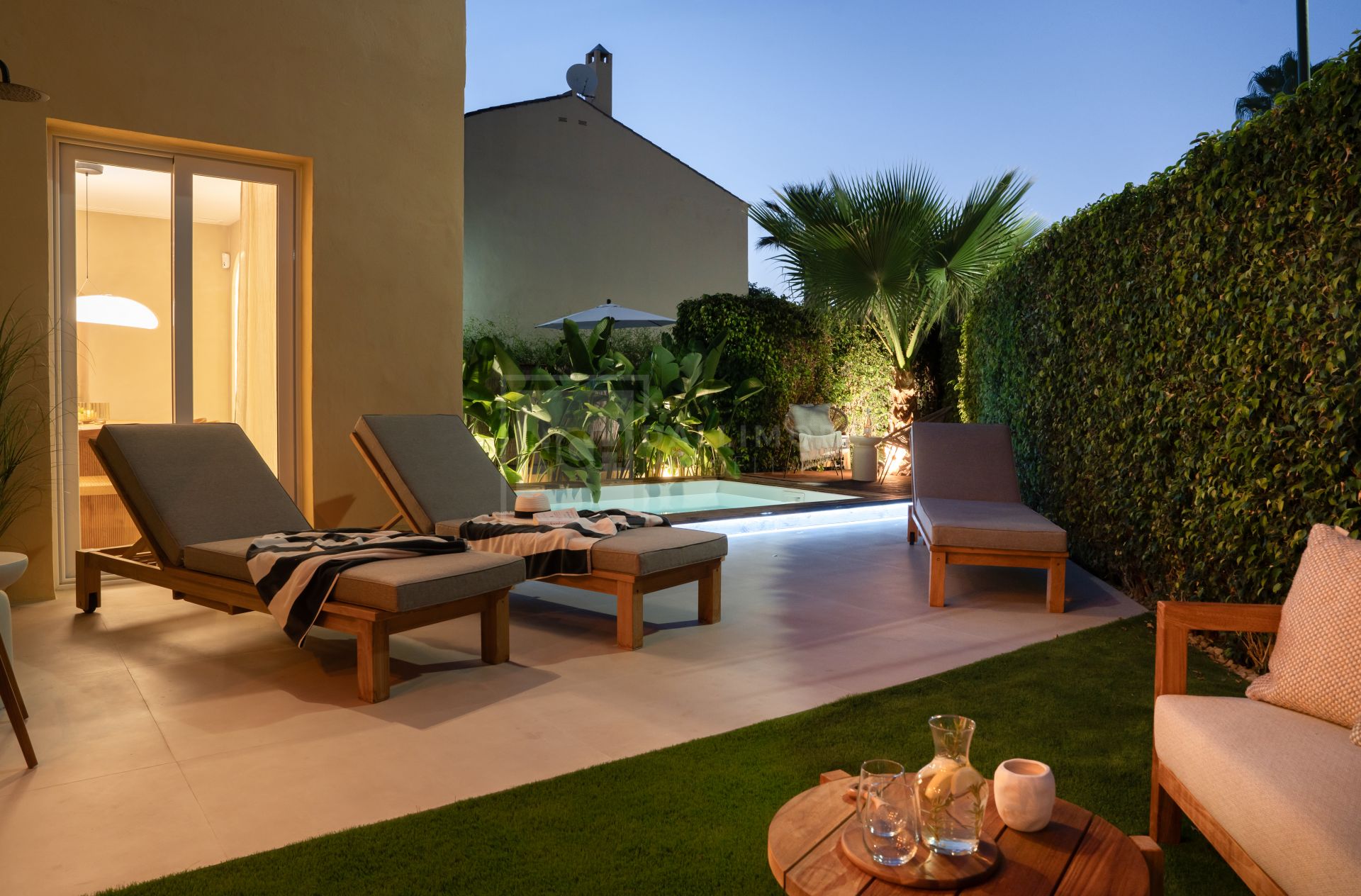 FULLY RENOVATED TOWNHOUSE IN PUERTO BANUS