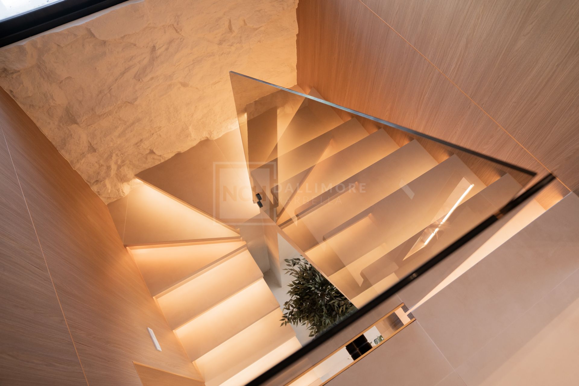 FULLY RENOVATED TOWNHOUSE IN PUERTO BANUS