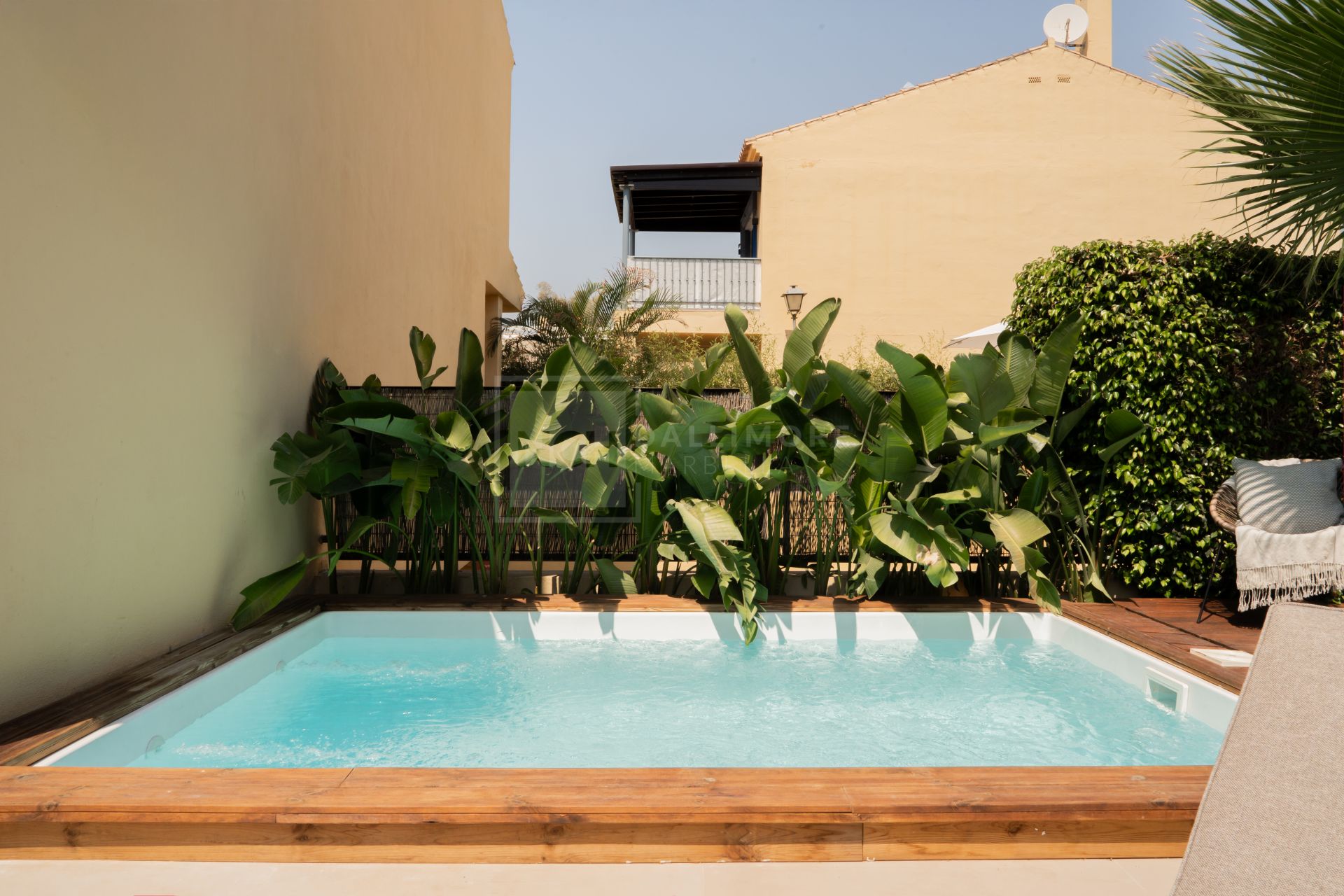 FULLY RENOVATED TOWNHOUSE IN PUERTO BANUS