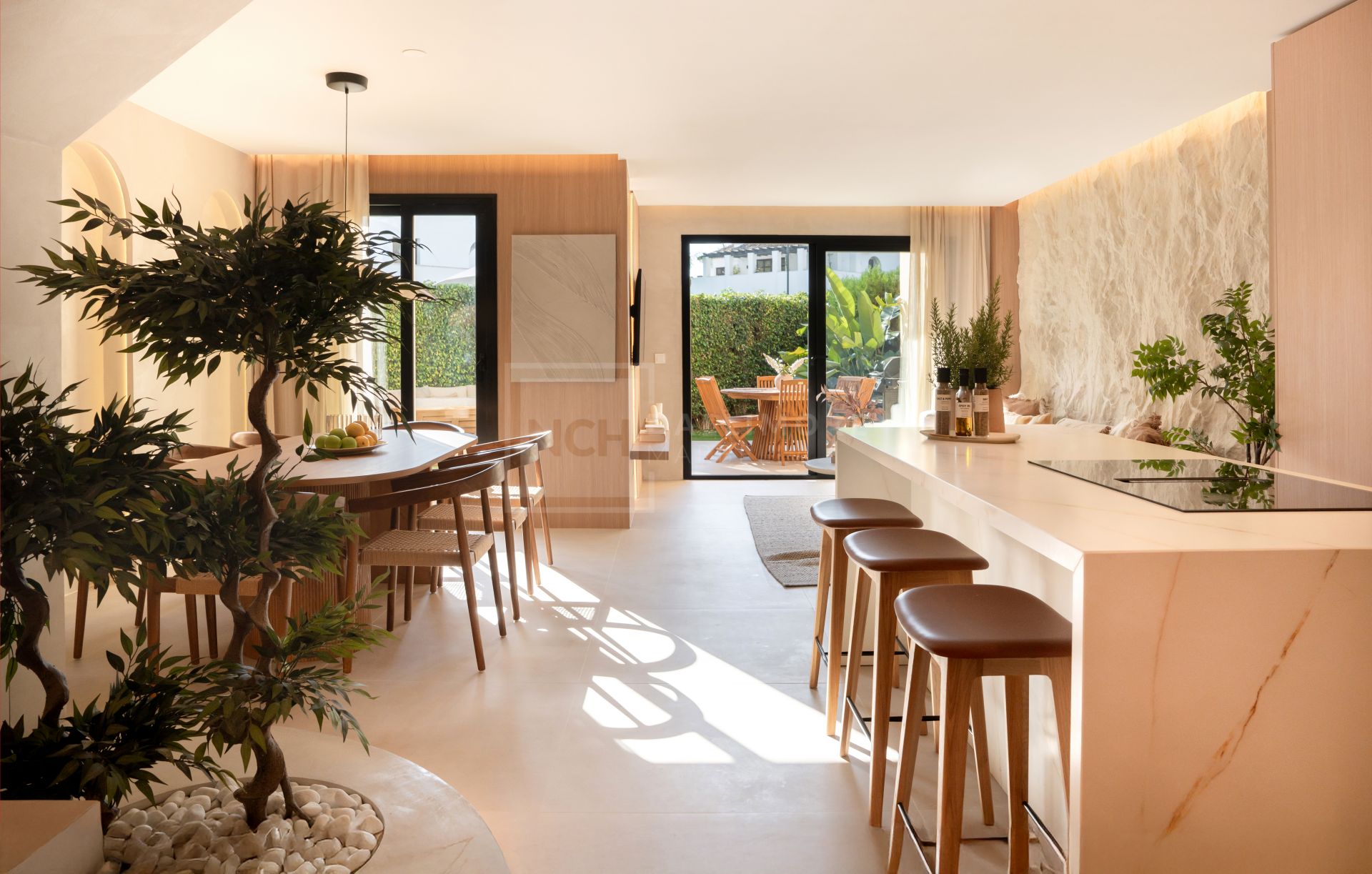 FULLY RENOVATED TOWNHOUSE IN PUERTO BANUS