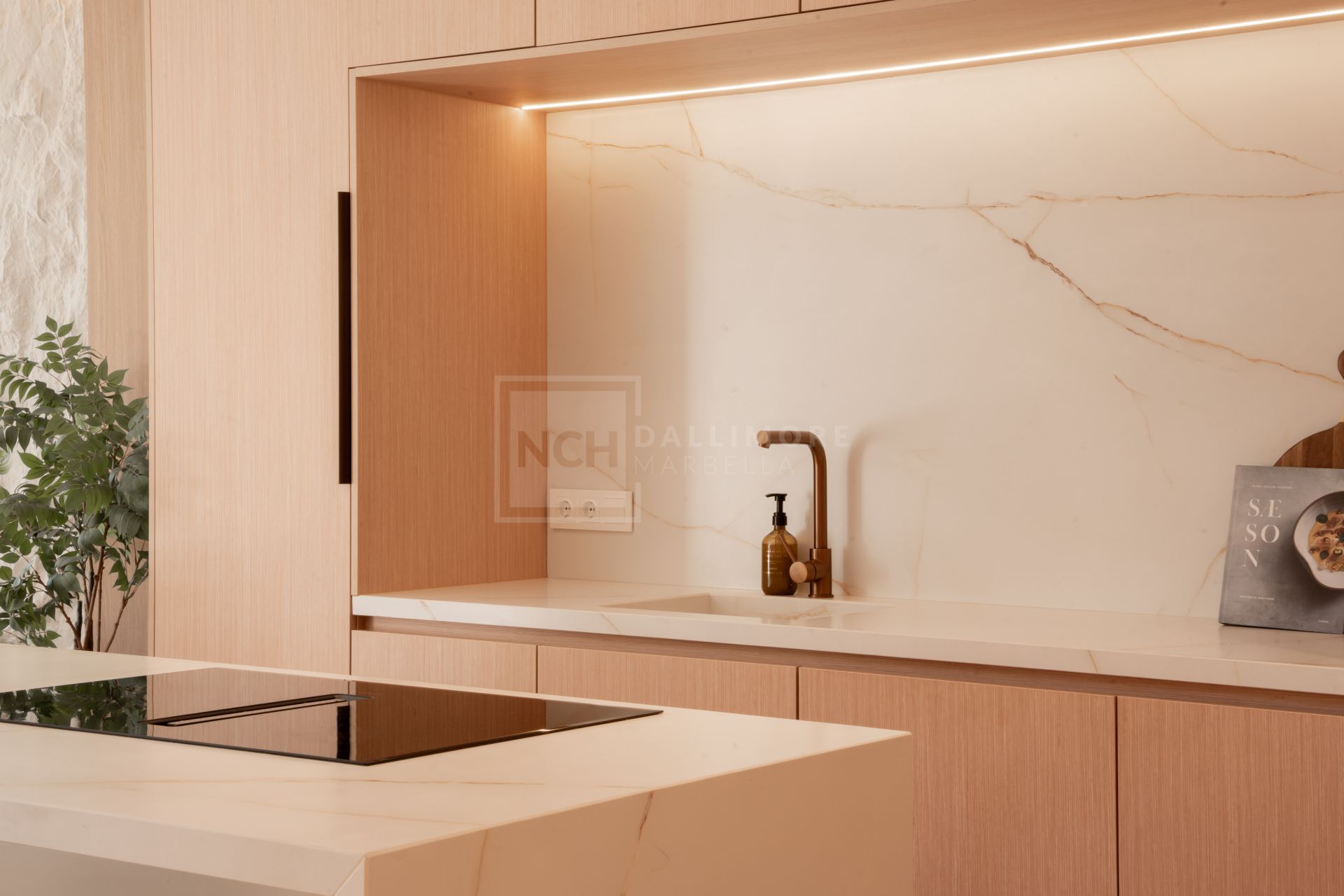 FULLY RENOVATED TOWNHOUSE IN PUERTO BANUS