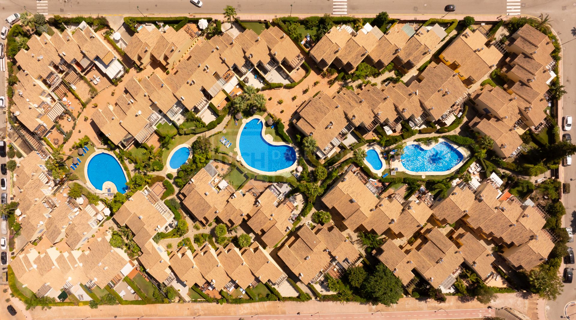 FULLY RENOVATED TOWNHOUSE IN PUERTO BANUS