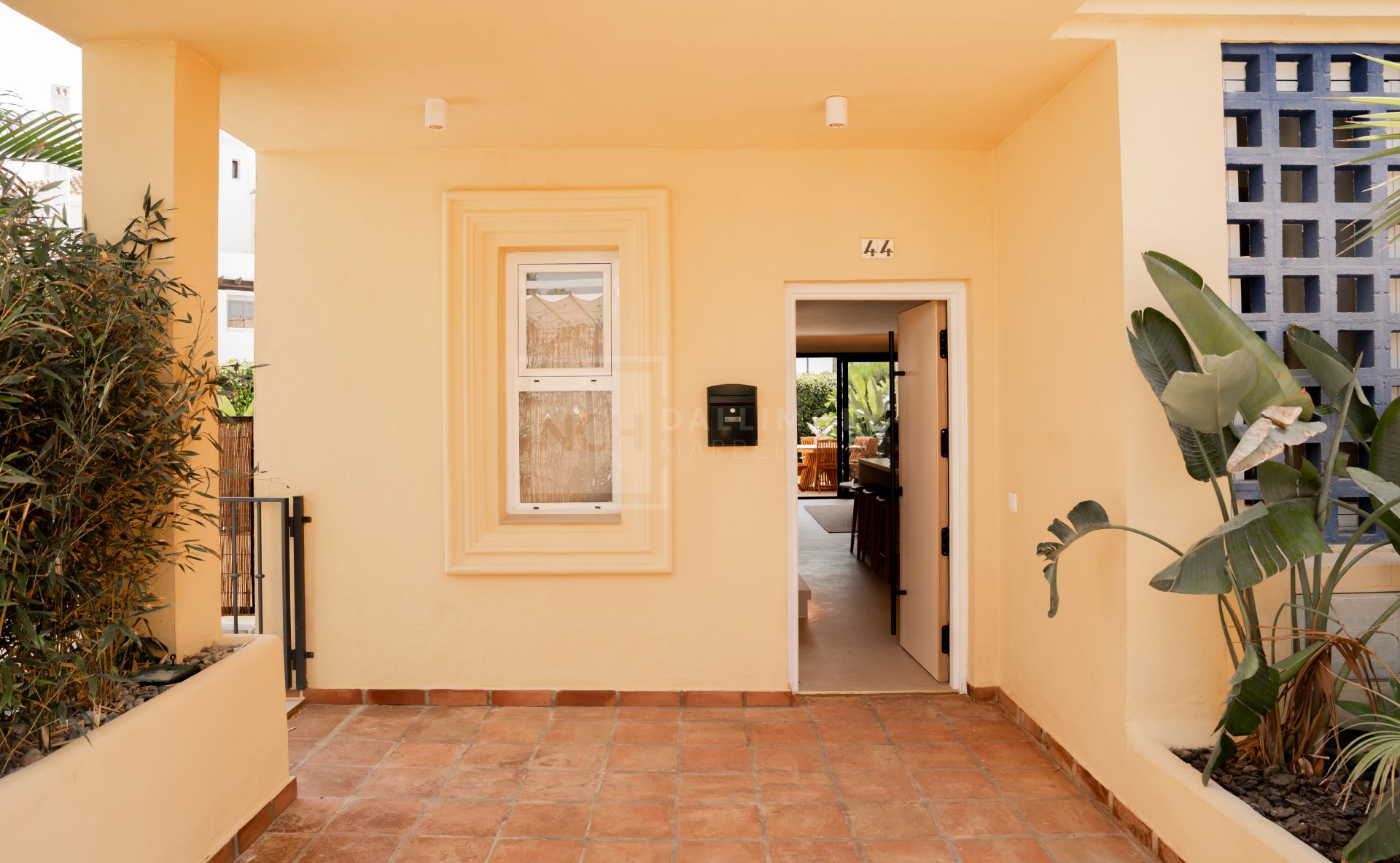 FULLY RENOVATED TOWNHOUSE IN PUERTO BANUS