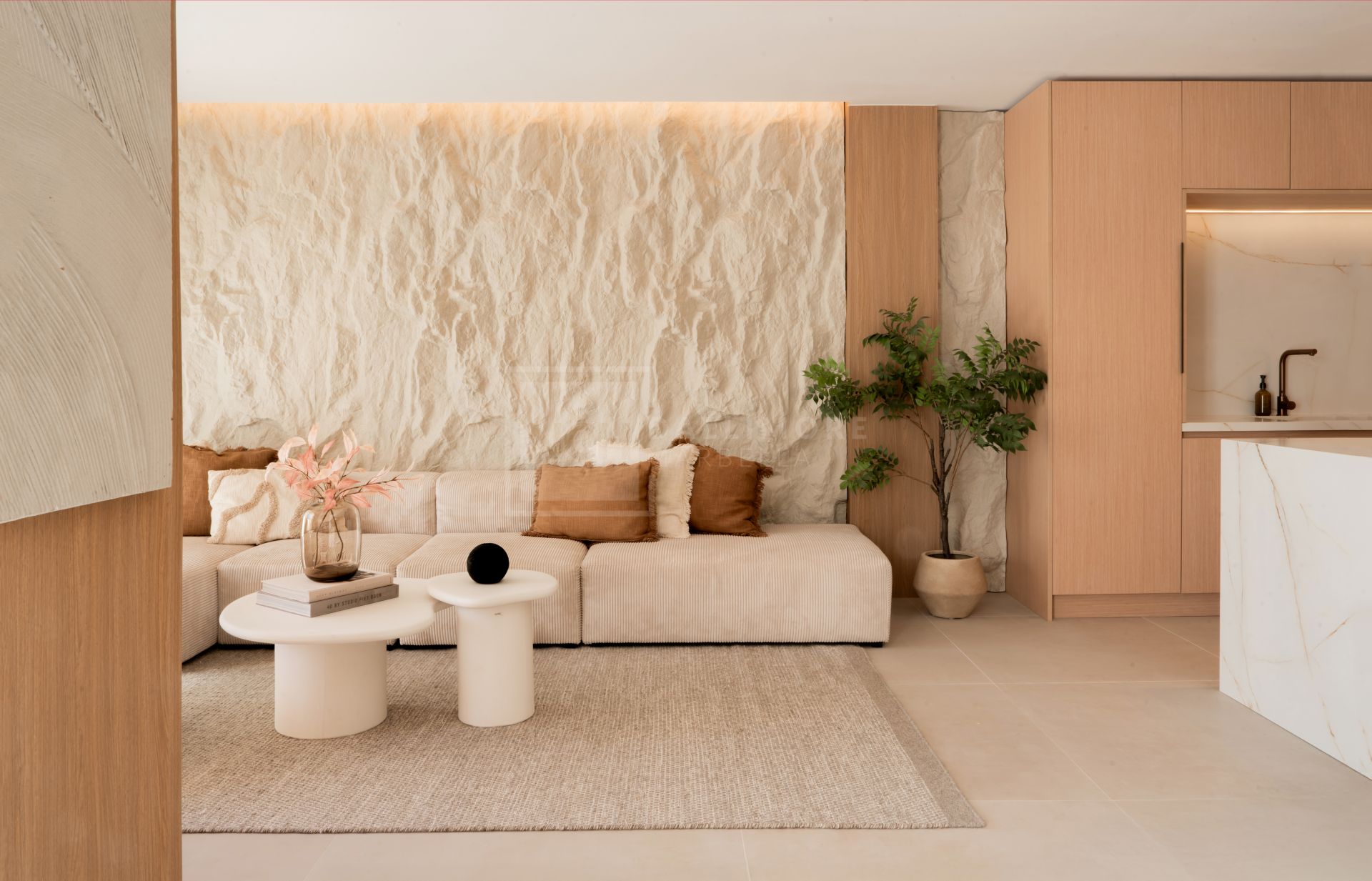 FULLY RENOVATED TOWNHOUSE IN PUERTO BANUS