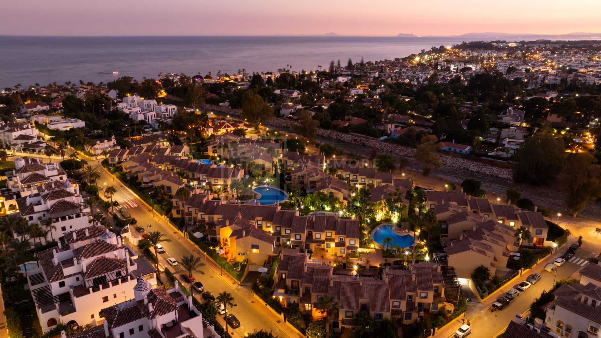 FULLY RENOVATED TOWNHOUSE IN PUERTO BANUS