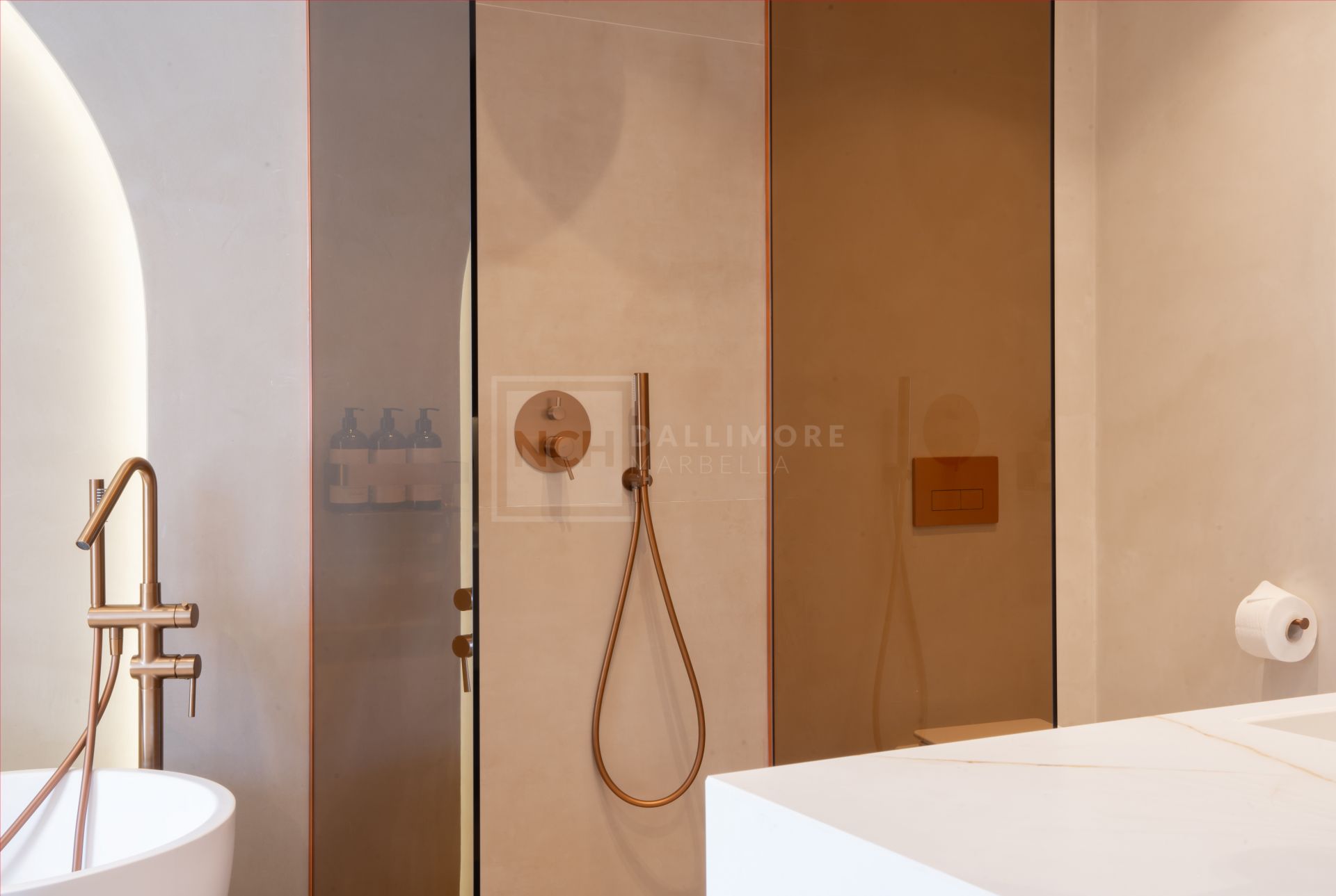 FULLY RENOVATED TOWNHOUSE IN PUERTO BANUS