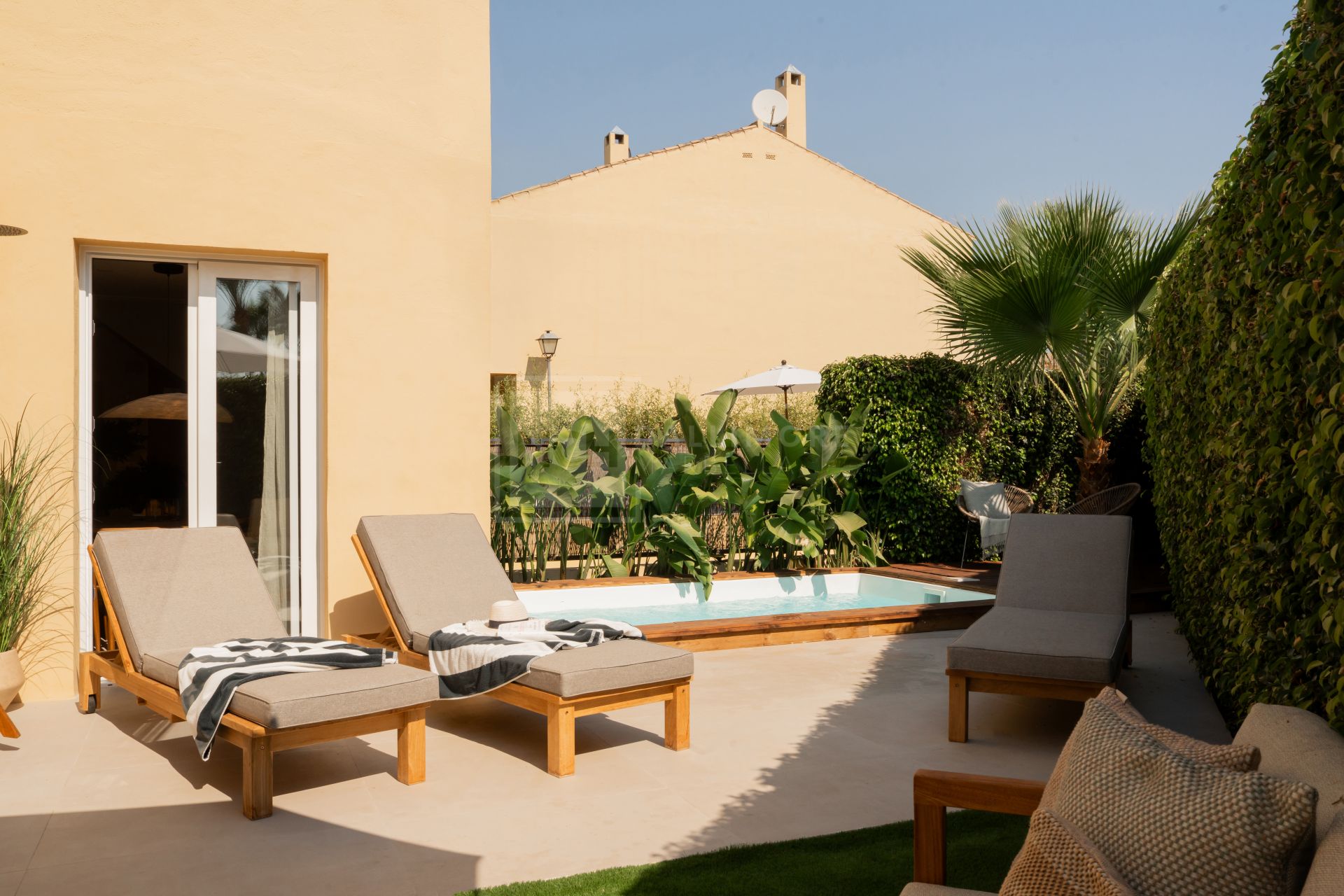 FULLY RENOVATED TOWNHOUSE IN PUERTO BANUS