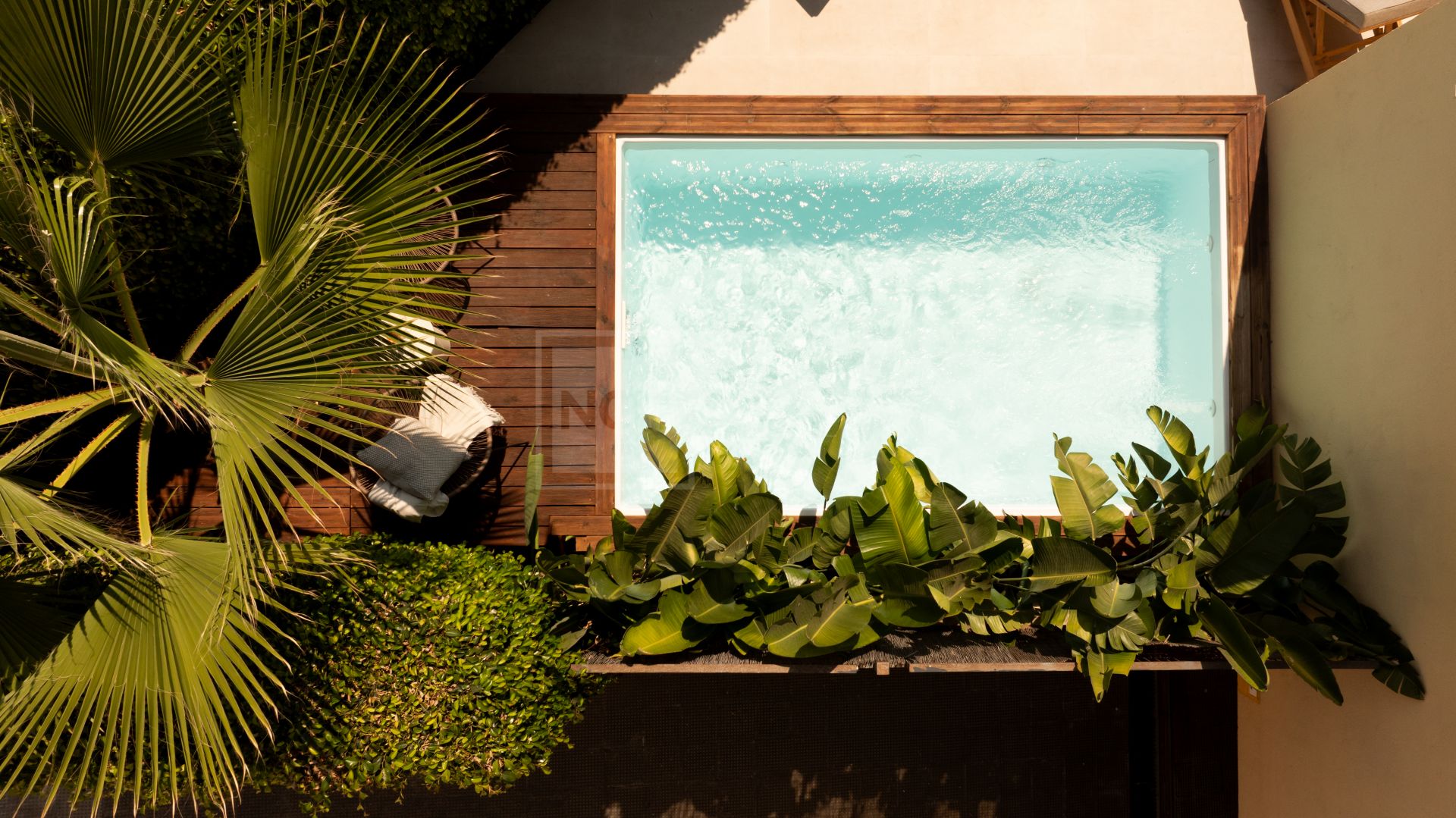 FULLY RENOVATED TOWNHOUSE IN PUERTO BANUS