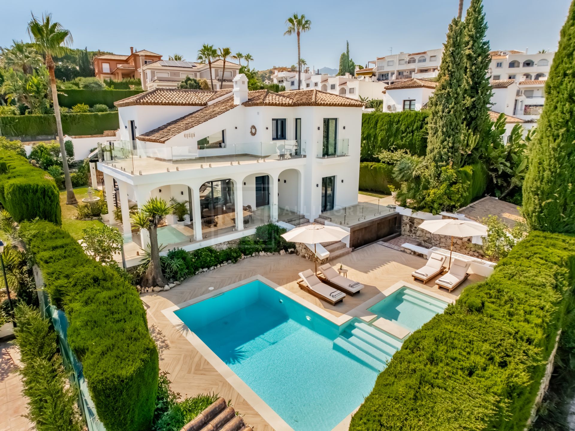 REFURBISHED 4 -BEDROOM VILLA LOCATED IN GATED COMMUNITY