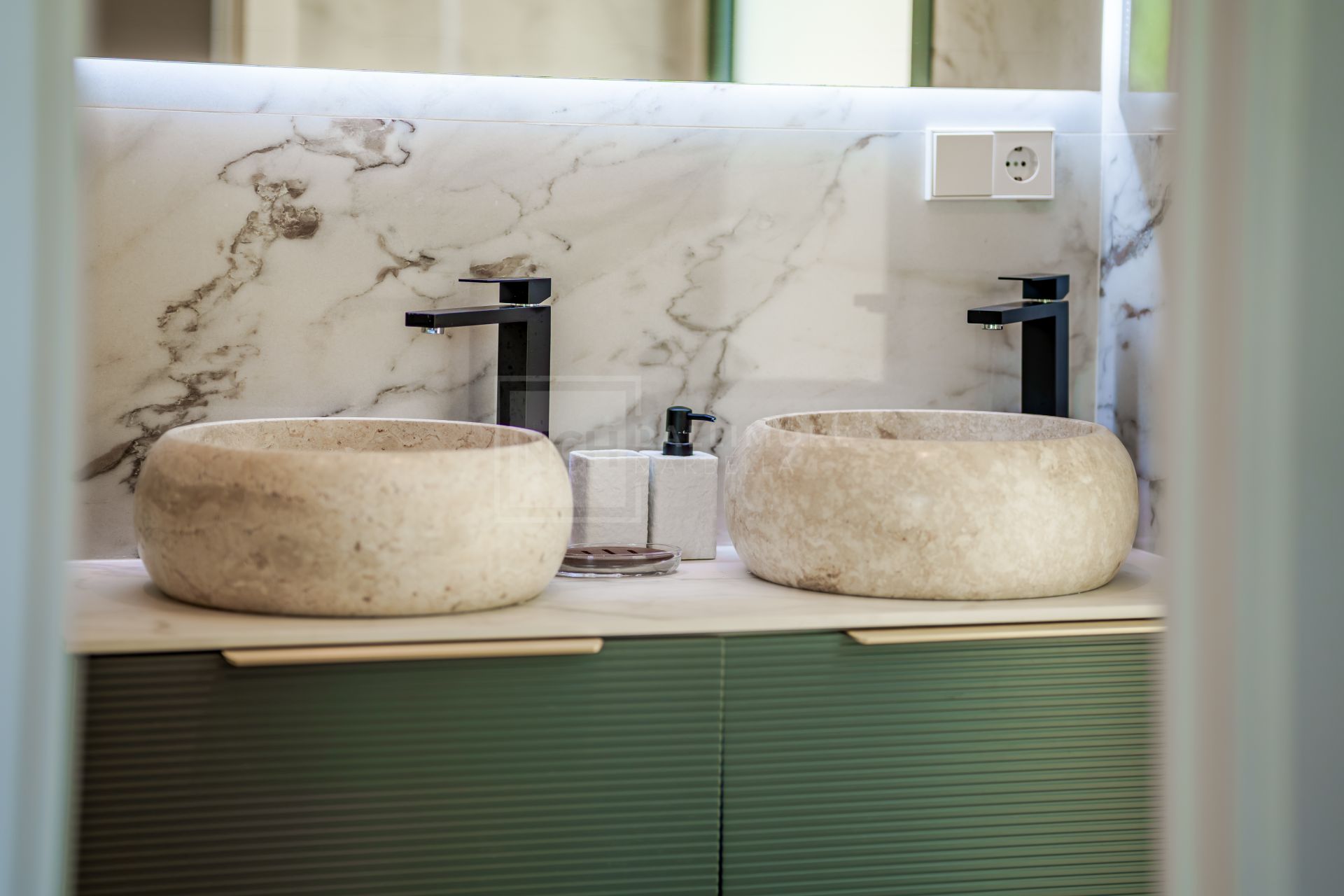 REFURBISHED 4 -BEDROOM VILLA LOCATED IN GATED COMMUNITY