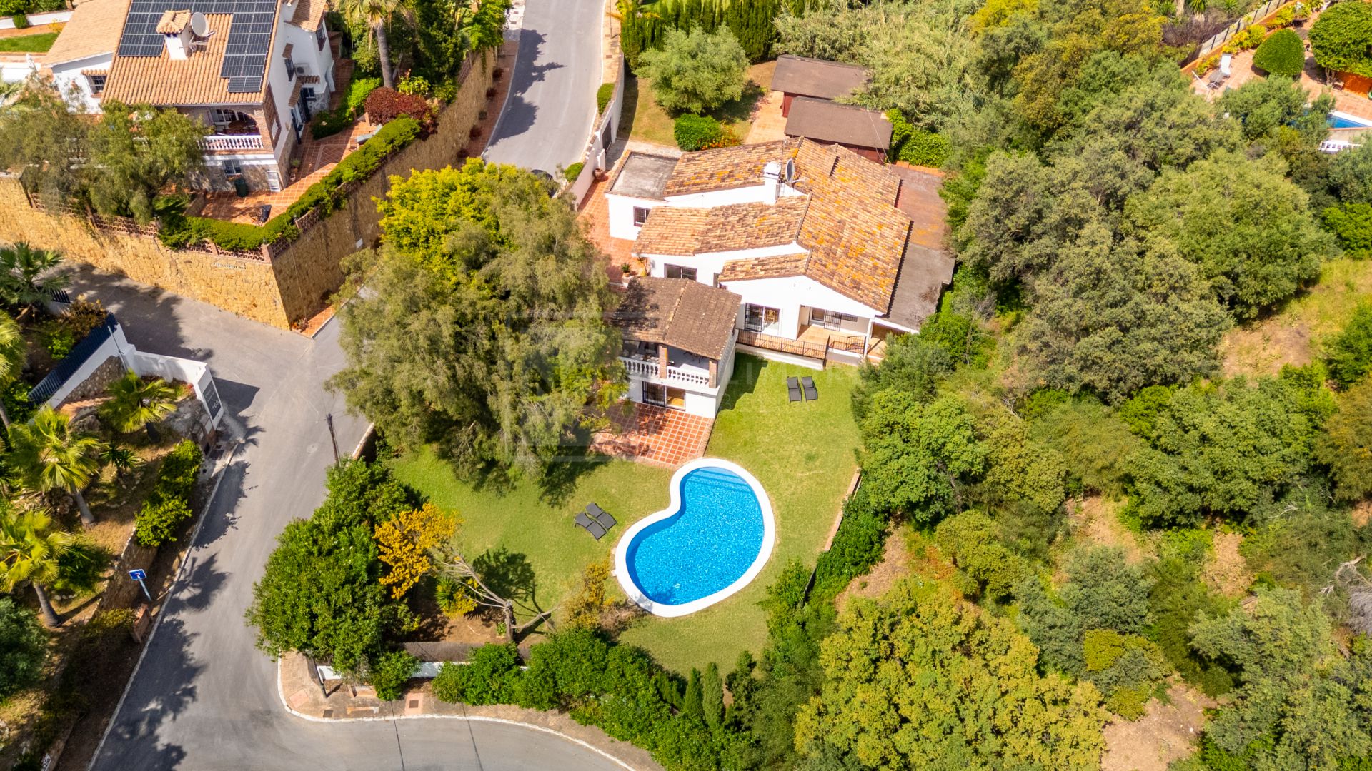ENCANTADORA VILLA DE 4 DORMITORIOS CON AMPLIA ZONA EXTERIOR EN MARBELLA