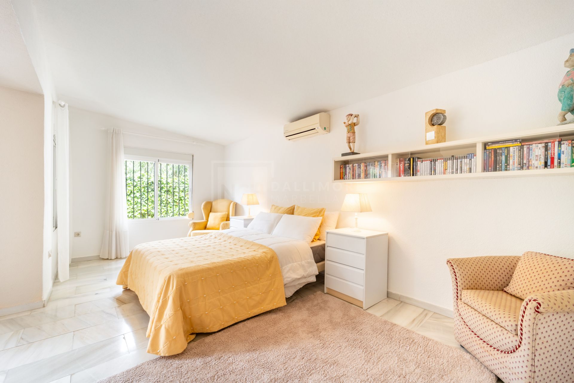 ENCANTADORA VILLA DE 4 DORMITORIOS CON AMPLIA ZONA EXTERIOR EN MARBELLA