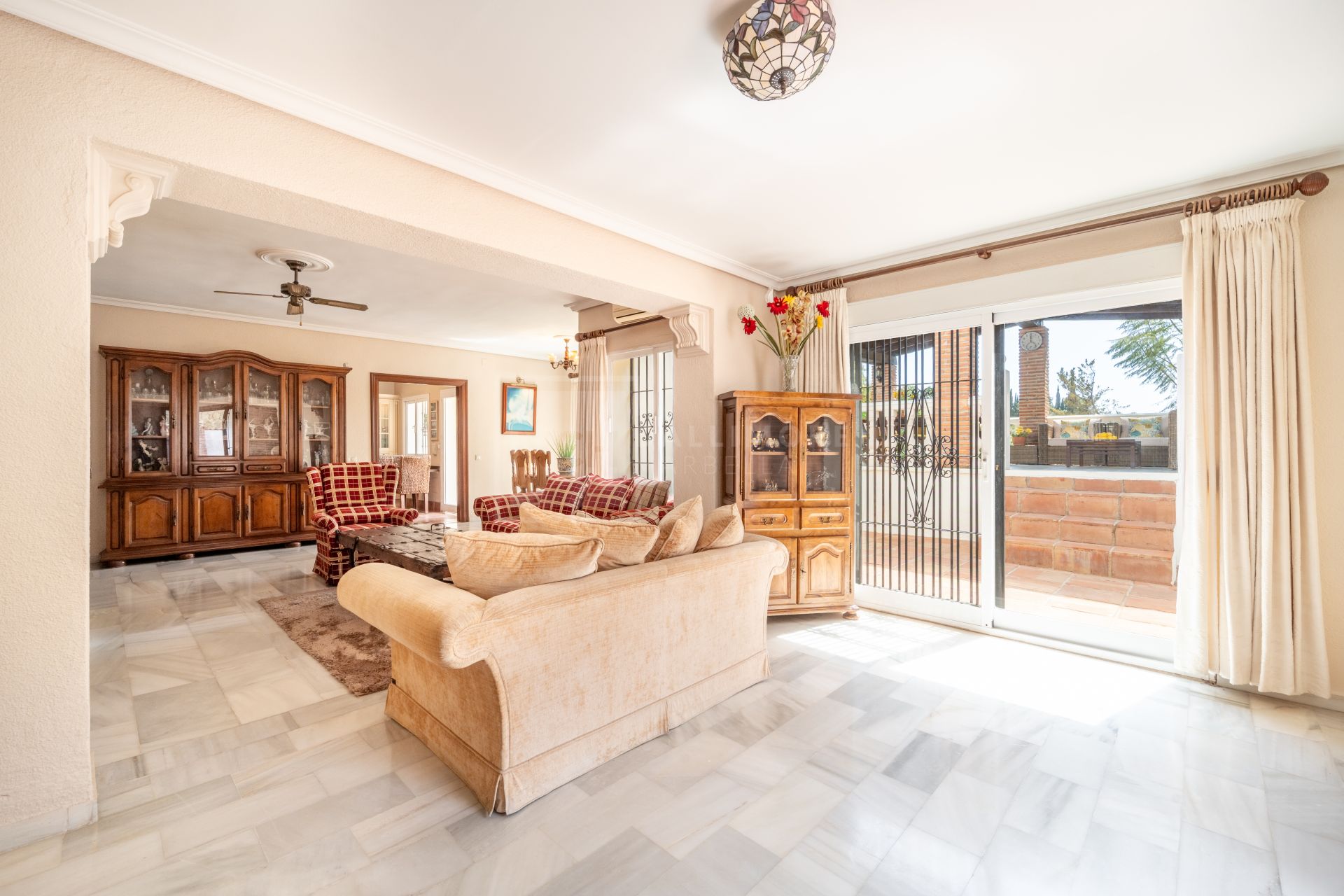 ENCANTADORA VILLA DE 4 DORMITORIOS CON AMPLIA ZONA EXTERIOR EN MARBELLA