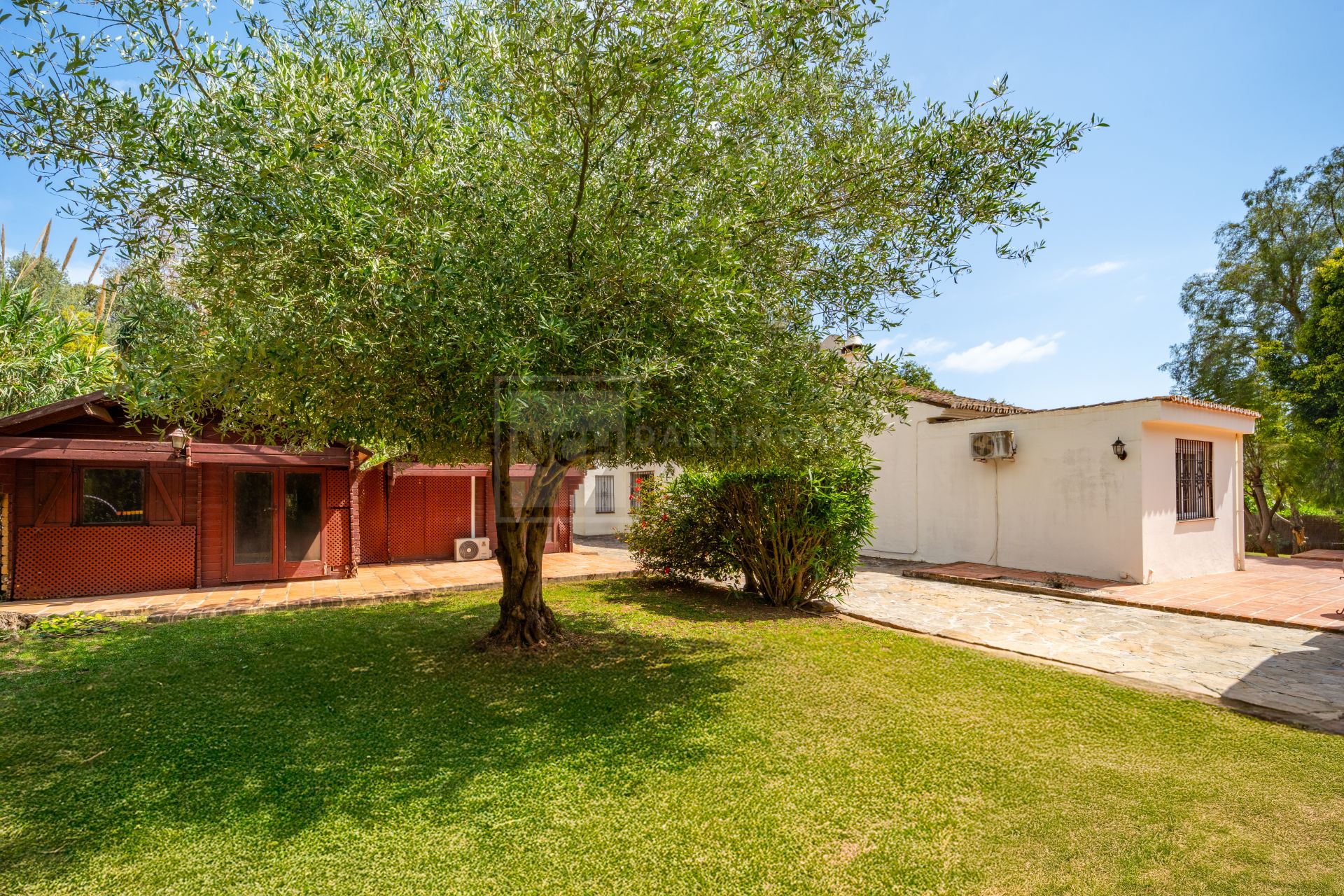 ENCANTADORA VILLA DE 4 DORMITORIOS CON AMPLIA ZONA EXTERIOR EN MARBELLA