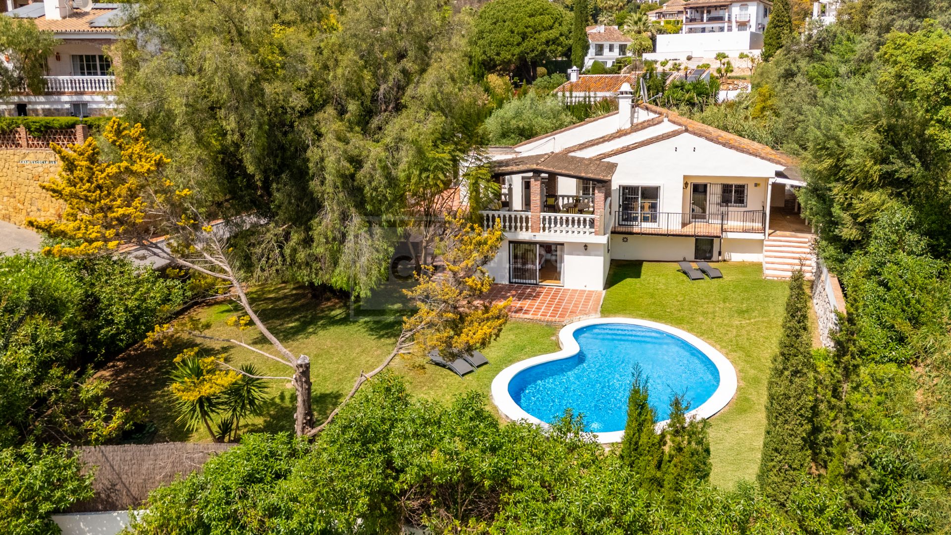 ENCANTADORA VILLA DE 4 DORMITORIOS CON AMPLIA ZONA EXTERIOR EN MARBELLA