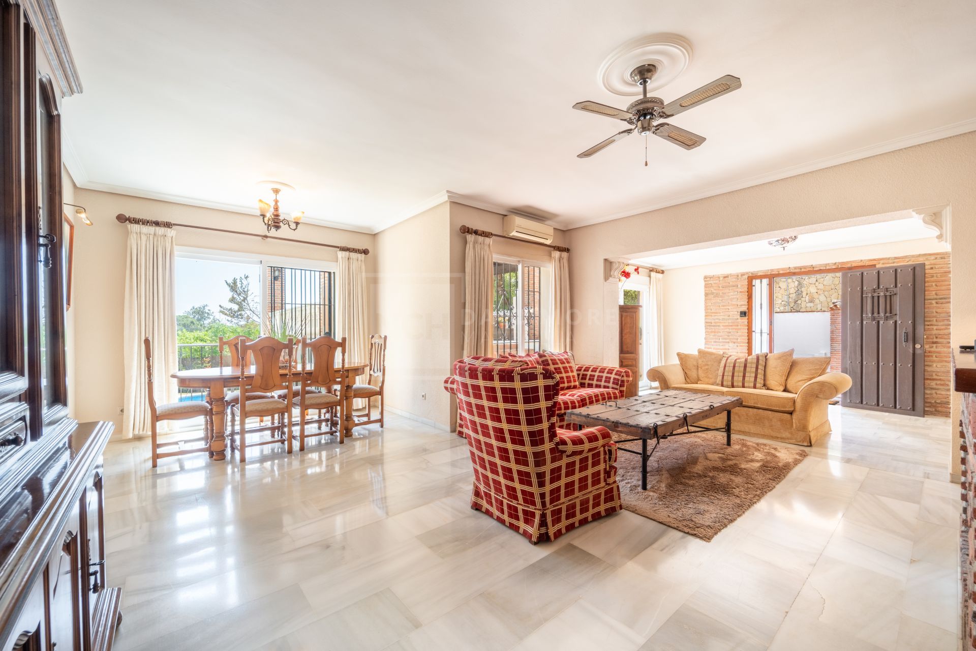 ENCANTADORA VILLA DE 4 DORMITORIOS CON AMPLIA ZONA EXTERIOR EN MARBELLA