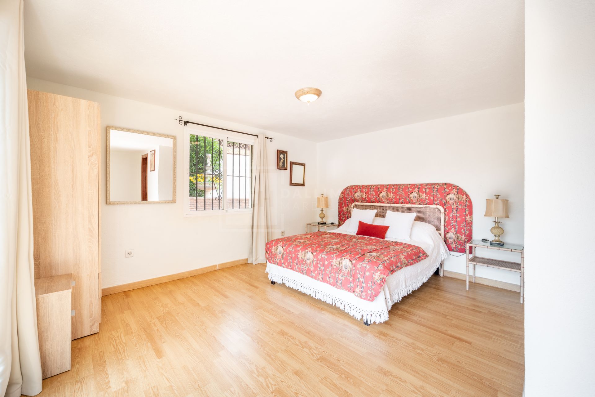 ENCANTADORA VILLA DE 4 DORMITORIOS CON AMPLIA ZONA EXTERIOR EN MARBELLA