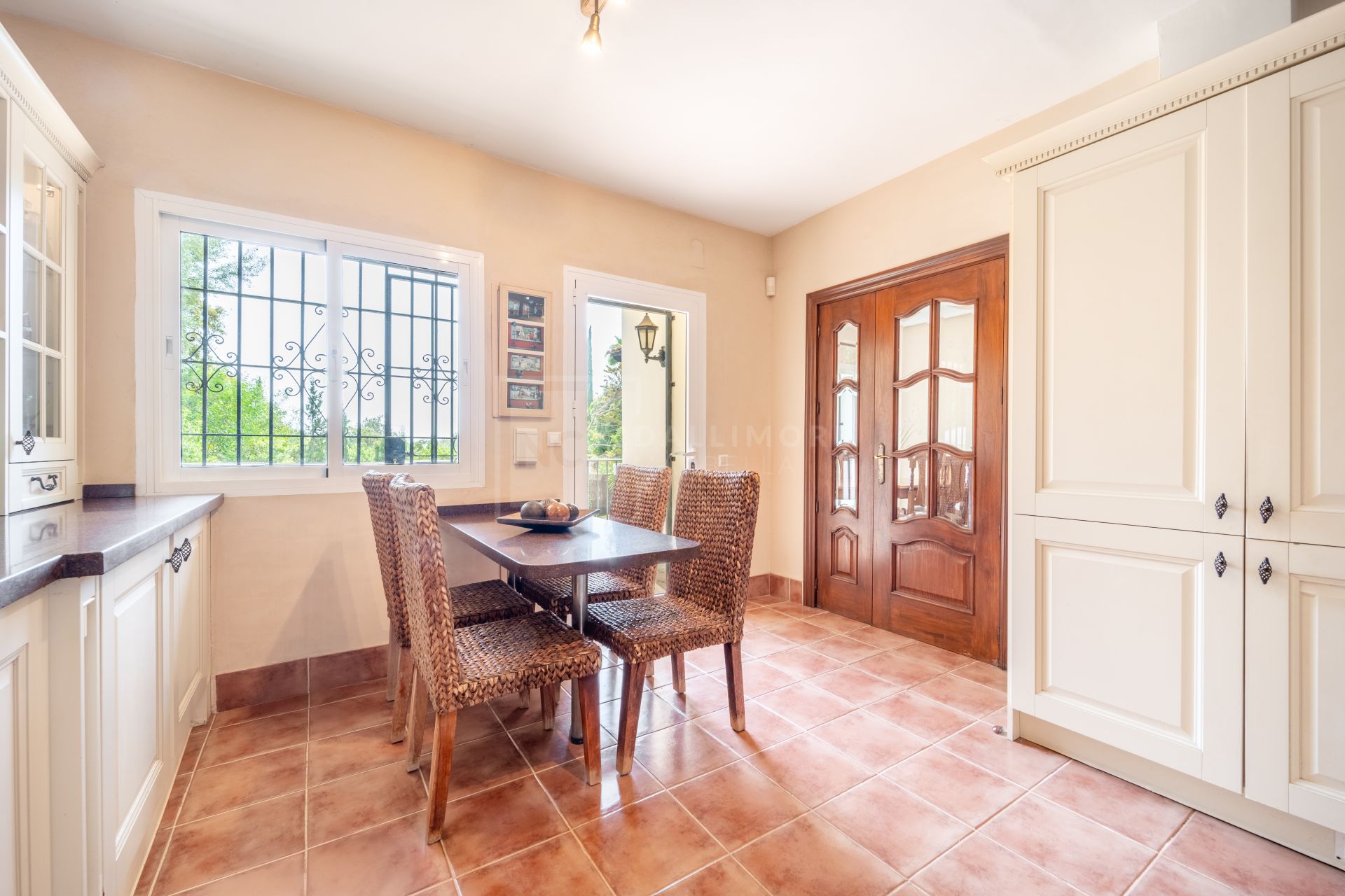 ENCANTADORA VILLA DE 4 DORMITORIOS CON AMPLIA ZONA EXTERIOR EN MARBELLA