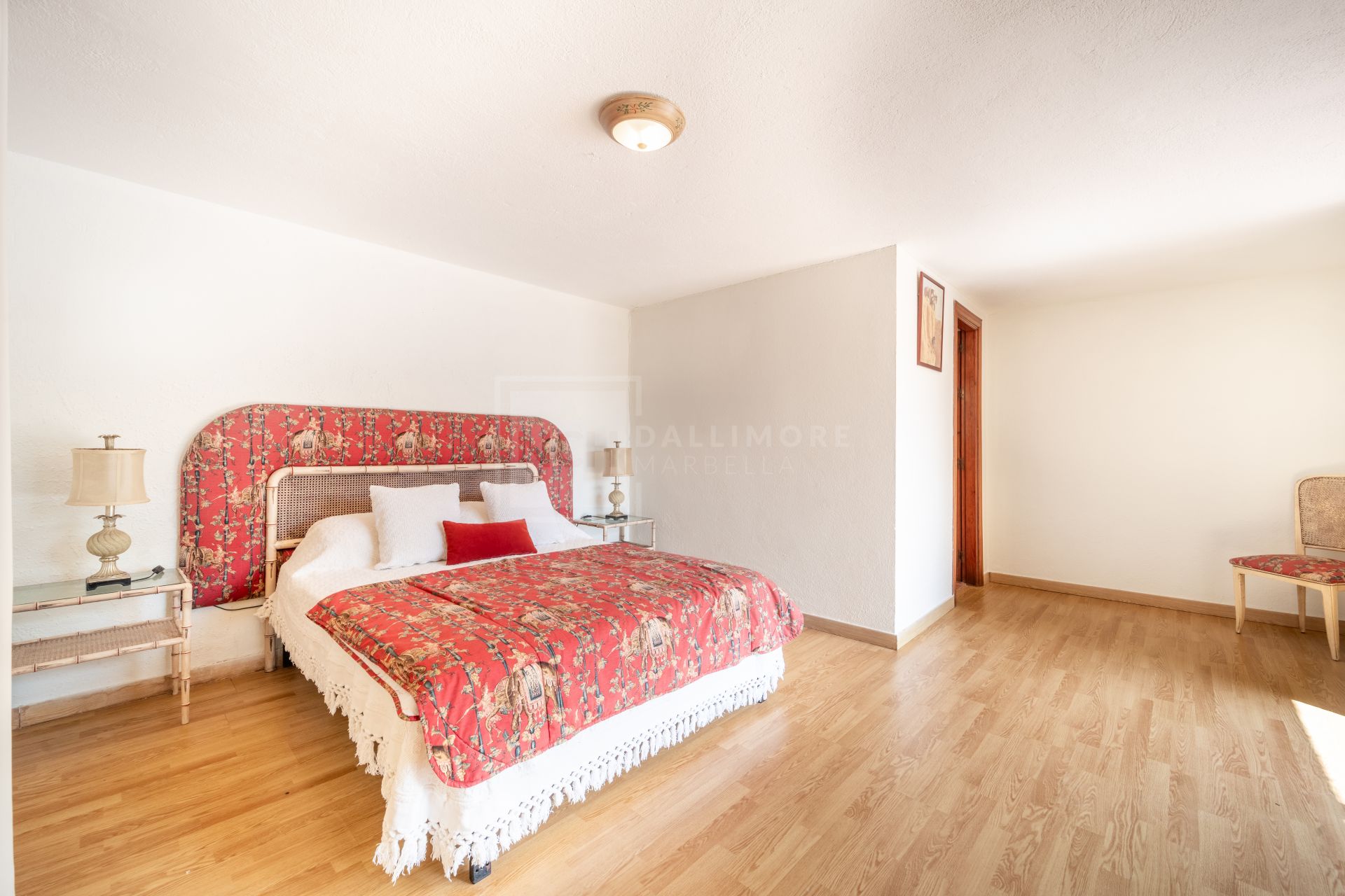 ENCANTADORA VILLA DE 4 DORMITORIOS CON AMPLIA ZONA EXTERIOR EN MARBELLA