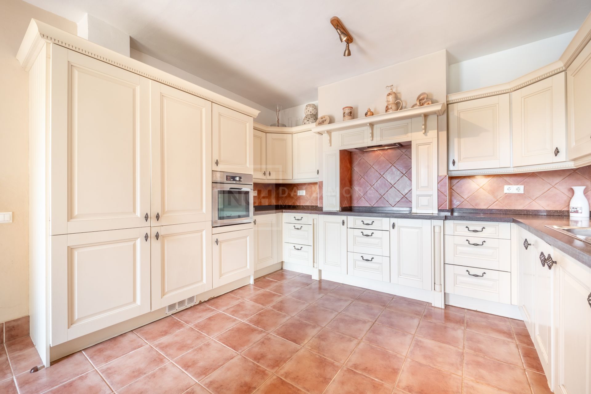 ENCANTADORA VILLA DE 4 DORMITORIOS CON AMPLIA ZONA EXTERIOR EN MARBELLA