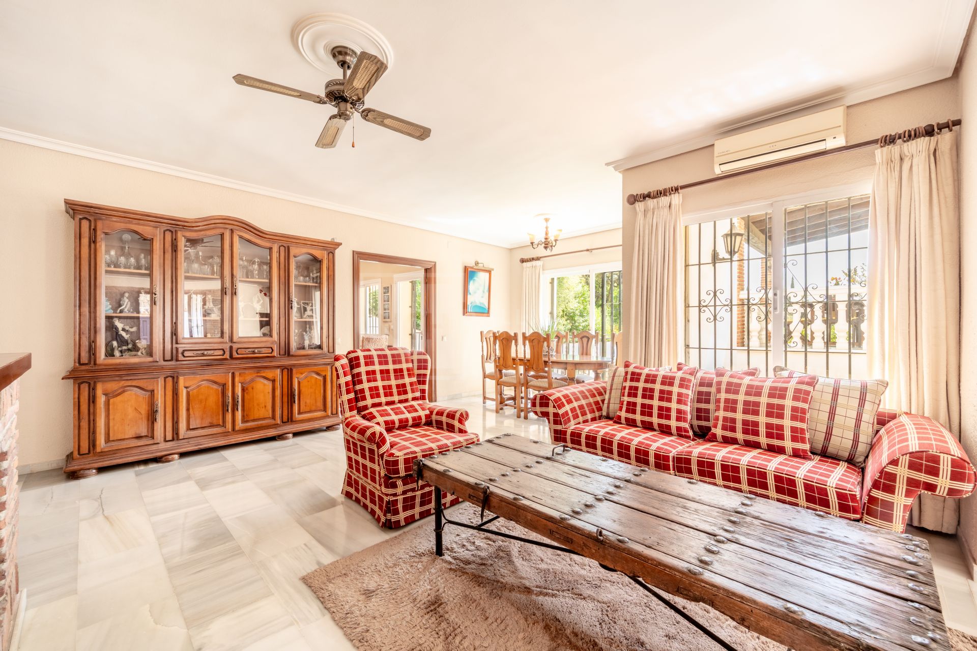 ENCANTADORA VILLA DE 4 DORMITORIOS CON AMPLIA ZONA EXTERIOR EN MARBELLA