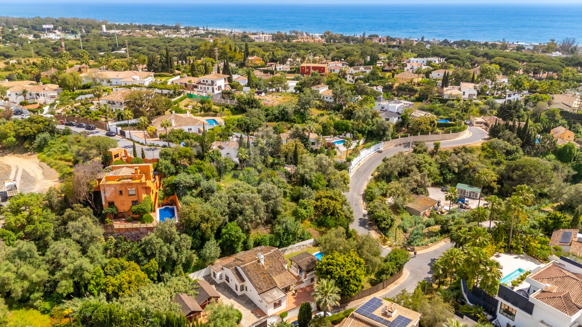 ENCANTADORA VILLA DE 4 DORMITORIOS CON AMPLIA ZONA EXTERIOR EN MARBELLA