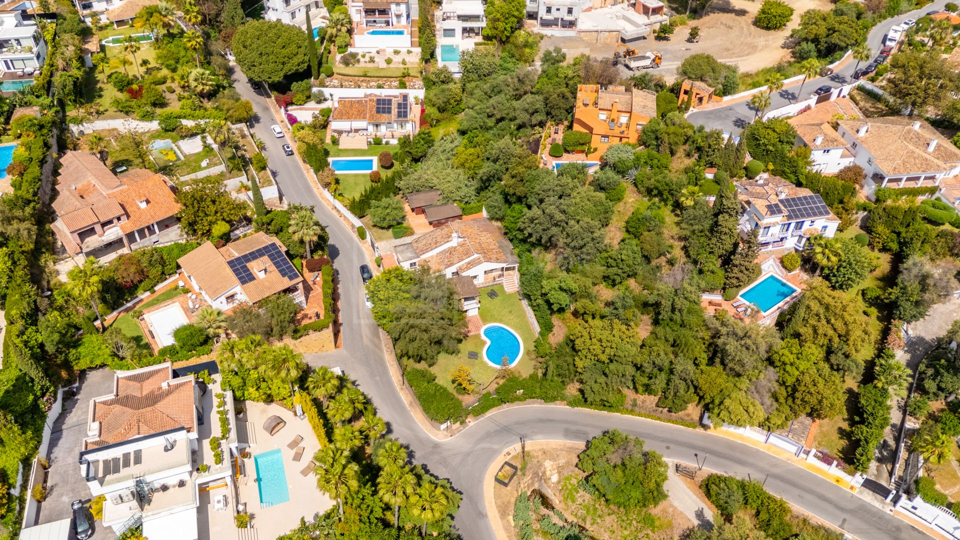 ENCANTADORA VILLA DE 4 DORMITORIOS CON AMPLIA ZONA EXTERIOR EN MARBELLA
