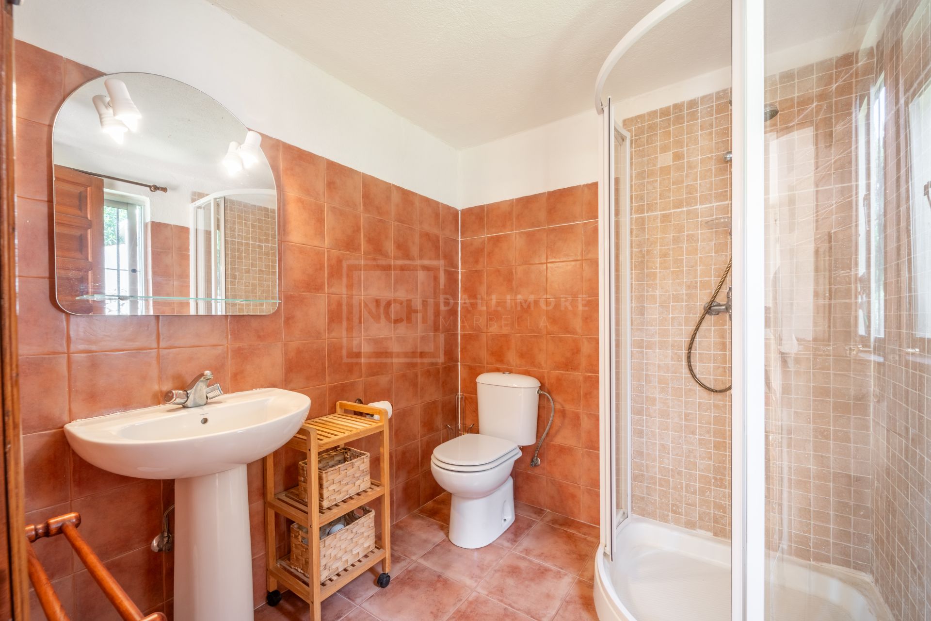 ENCANTADORA VILLA DE 4 DORMITORIOS CON AMPLIA ZONA EXTERIOR EN MARBELLA