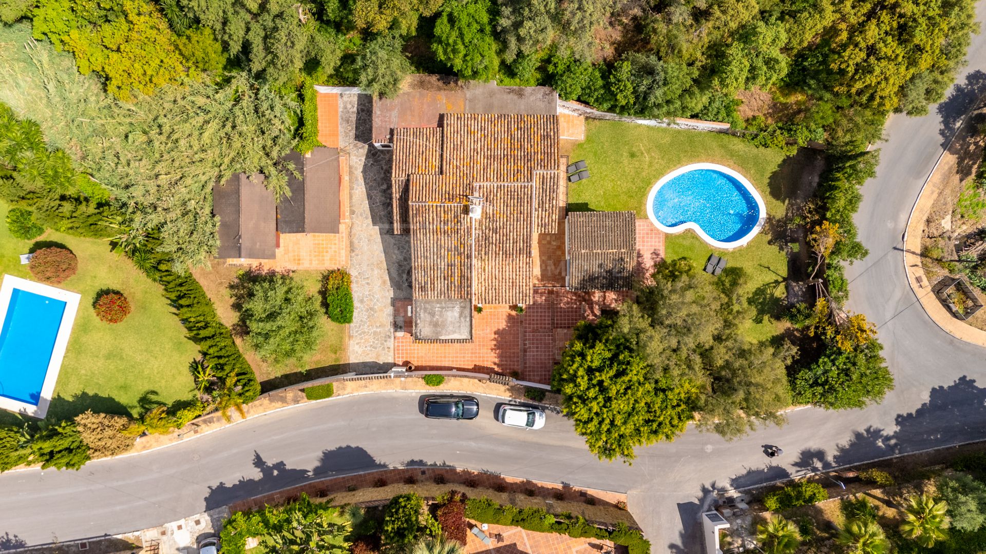 ENCANTADORA VILLA DE 4 DORMITORIOS CON AMPLIA ZONA EXTERIOR EN MARBELLA