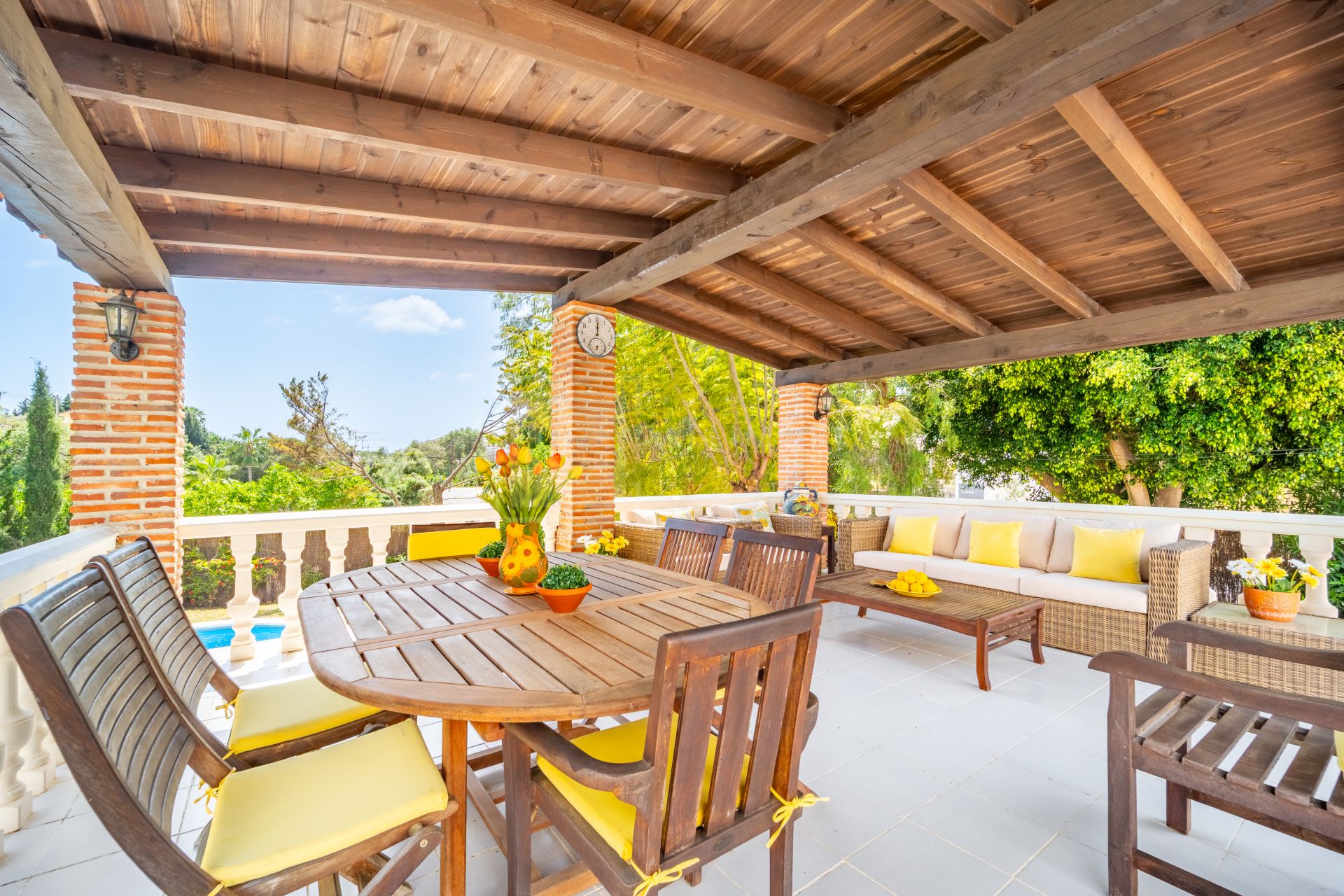 ENCANTADORA VILLA DE 4 DORMITORIOS CON AMPLIA ZONA EXTERIOR EN MARBELLA